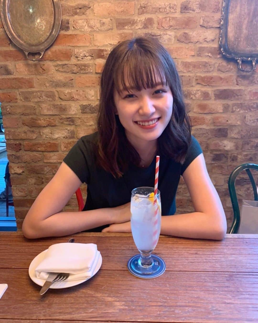 遠藤みゆさんのインスタグラム写真 - (遠藤みゆInstagram)「写真遡ってたらオシャレカフェ満喫してたのみっっけ！！ . 髪の毛また短くしたさある、、、😕😕😕 どっちのが好きー？？？ #カフェ #渋谷カフェ #カフェ巡り」1月29日 22時40分 - endoomiyu