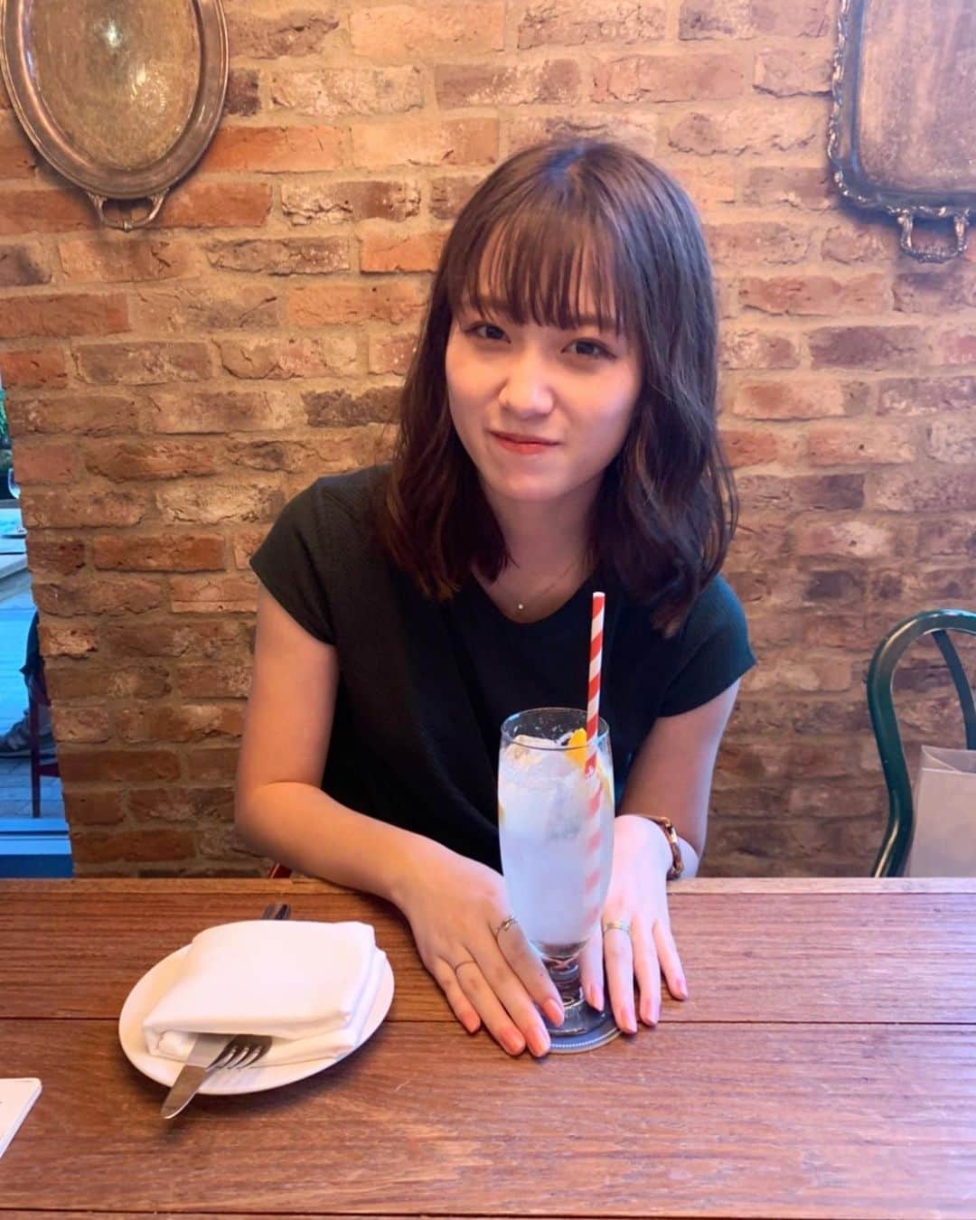 遠藤みゆのインスタグラム：「写真遡ってたらオシャレカフェ満喫してたのみっっけ！！ . 髪の毛また短くしたさある、、、😕😕😕 どっちのが好きー？？？ #カフェ #渋谷カフェ #カフェ巡り」