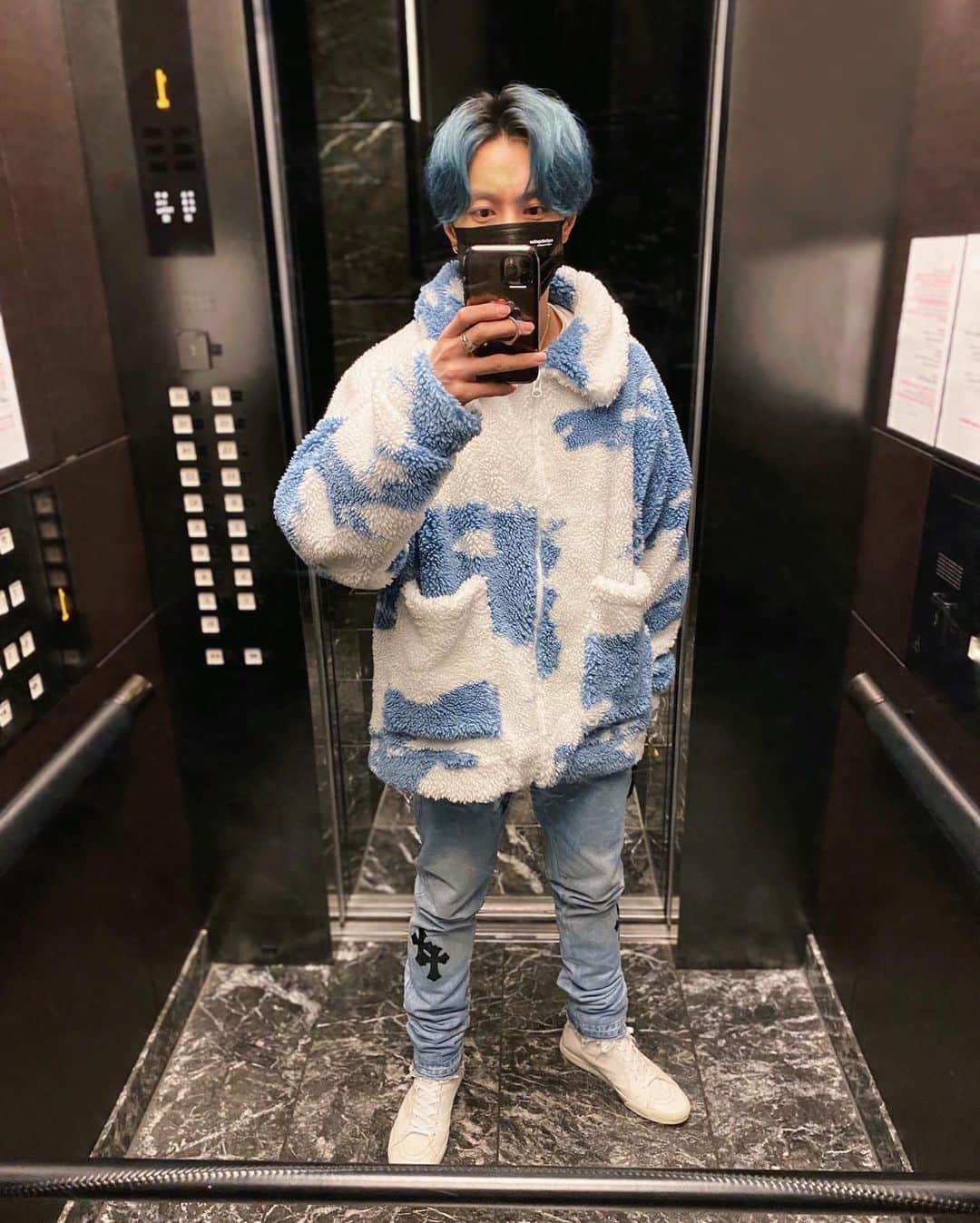 のインスタグラム：「青の人🥶」