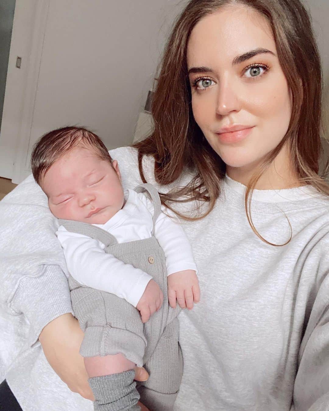 クララ・アロンソのインスタグラム：「This little boy sure makes quarantining fun 😍💙」