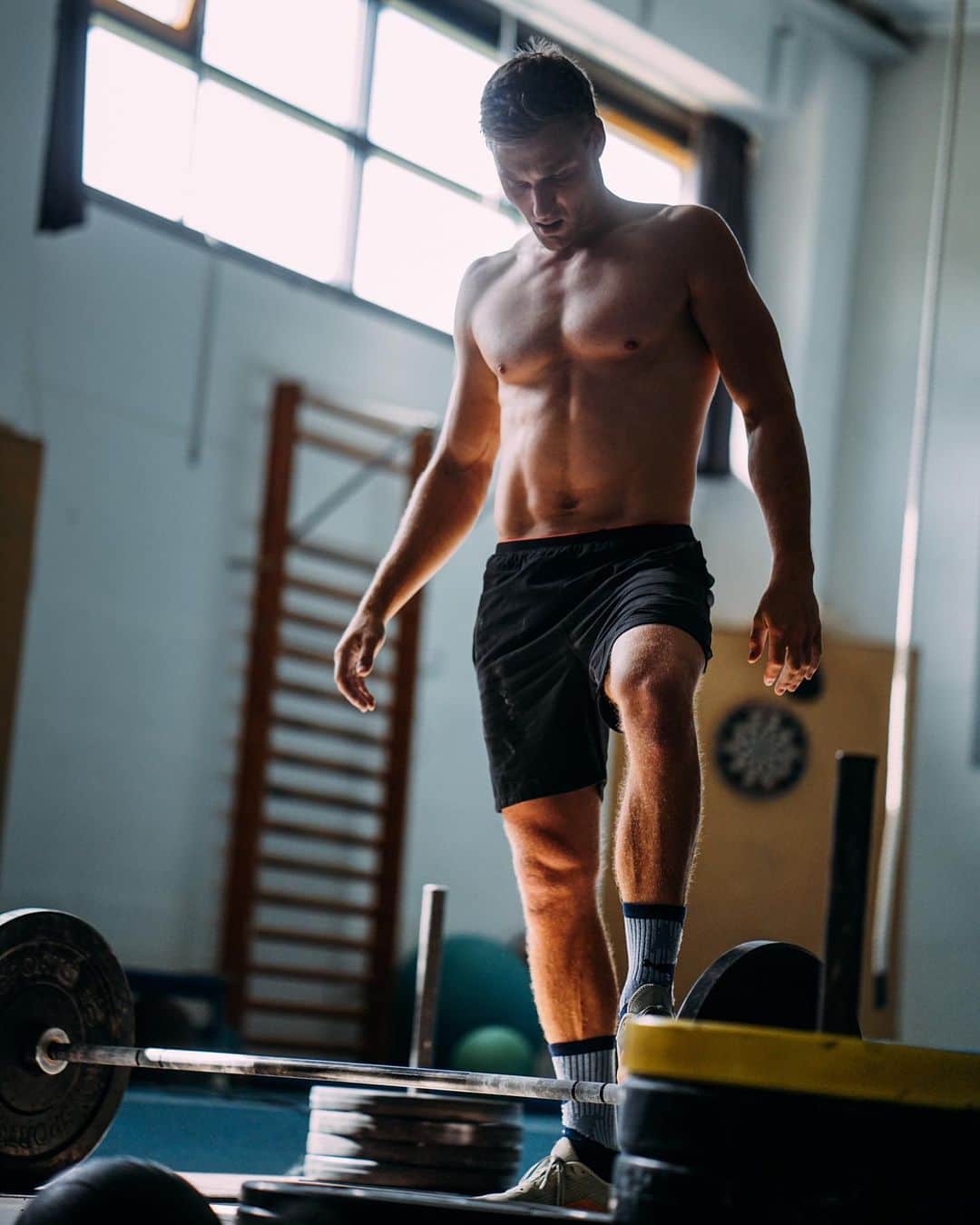 トーマス・レーラーのインスタグラム：「Feeling it. The bar. The chalk. The pumping blood. The whole thing - a good workout. #passion #workhard #friday #fridaywod」