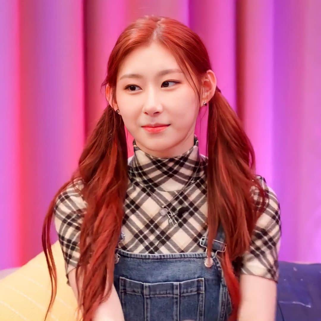 チェリョンのインスタグラム：「CHAERYEONG RED HAIR?:):!/ ㅤ ㅤ she's so cute with her pigtails 😭♥️」