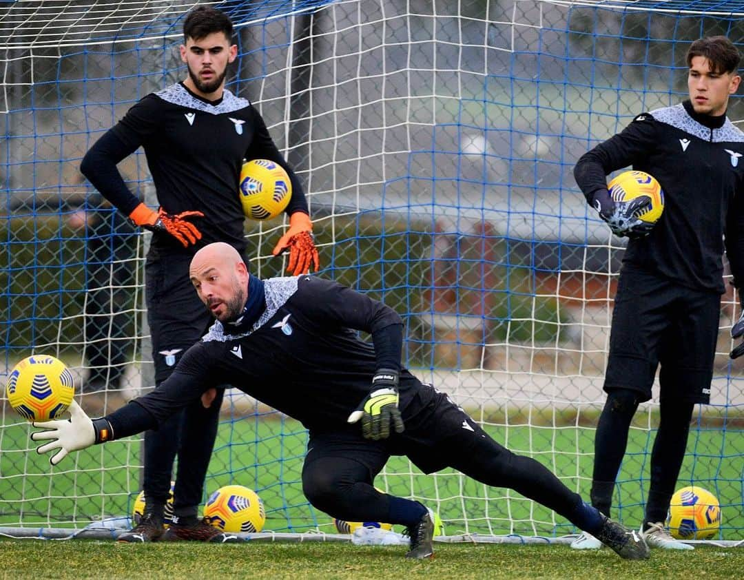 ホセ・マヌエル・レイナのインスタグラム：「𝐒𝐈𝐀𝐌𝐎 𝐏𝐑𝐄𝐏𝐀𝐑𝐀𝐓𝐈 🔛👊🏻 Consapevoli di cosa ci giochiamo Domenica!!! 💪🏻🔵 #CMonEagles」