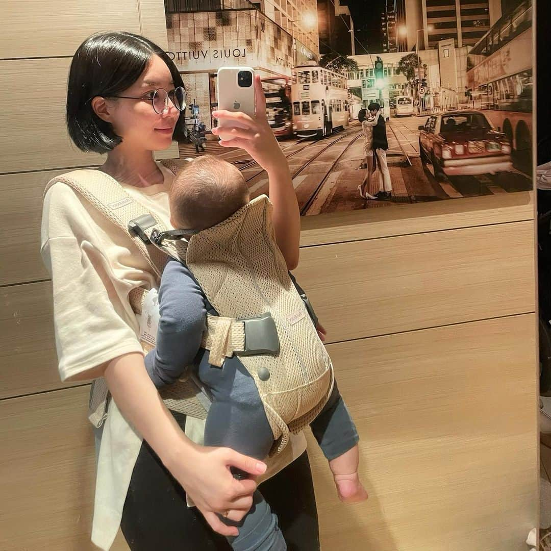 カン・ヘヨンさんのインスタグラム写真 - (カン・ヘヨンInstagram)「+192👶🏻💛 육퇴가 빠르면 8시 늦어도 9시였다가 갑자기 11시되니까 하하하........😂  빼꼼아 #아기띠 터지게따」1月29日 22時49分 - mangdoo_noona