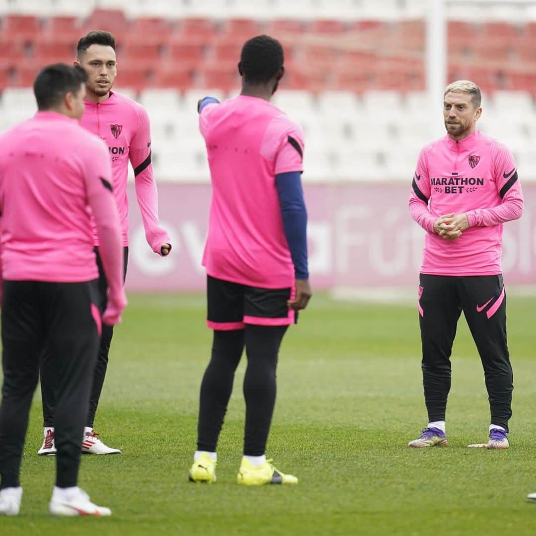 アレハンドロ・ゴメスのインスタグラム：「Prontos para un nuevo partido de liga ⚪️🔴 💪🏼🔥 VAMOS !!! @sevillafc」