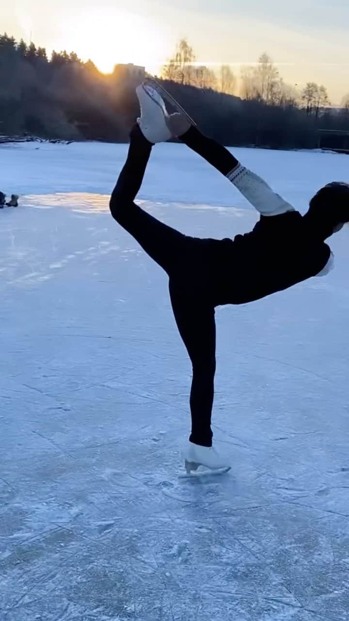 カミラ・ヤシェムのインスタグラム：「Må bli kvitt bihuleproblemene slik at jeg kan gå mer på skøyter ute ⛸  #figureskating #ice #skating #lake  #icedance #spins #iceskating #nature #winter #østensjøvannet #oslo #norway #visitoslo #activities #coronalife #dance #soulfood」