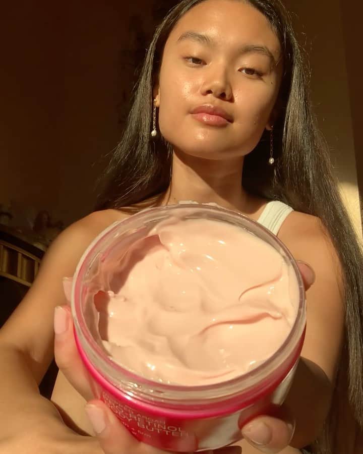 ジョジー・マランのインスタグラム：「After just 3 days of using Whipped Argan Pro-Retinol Body Butter, 97% of participants in a consumer study said their body felt: ✔️Smoother ✔️Healthier ✔️More deeply hydrated  ⠀⠀⠀⠀⠀⠀⠀⠀⠀ @marizzadelgado shows how she nourishes her skin daily with this all-over body glow-getter 🌟  #whippedretinol」
