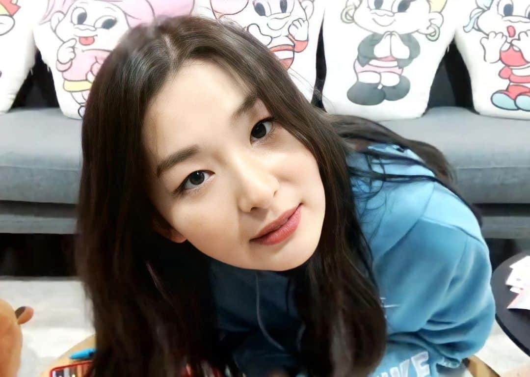 スルギさんのインスタグラム写真 - (スルギInstagram)「Seulgi is currently live now at Vlive!!!」1月29日 22時56分 - kristiandawal29