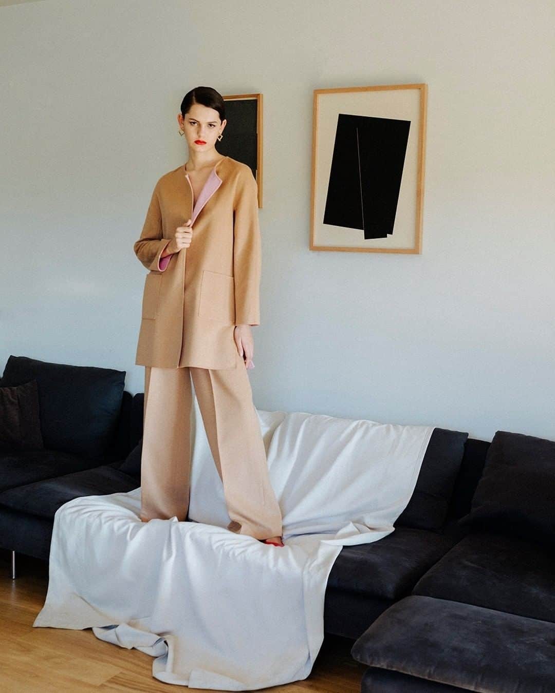 ミラショーンのインスタグラム：「Ladylike. Grammar of a free style ⠀ ⠀ ⠀ #milaschon #cameljacket #totallookcamelandbeige #ladyinbeige #portraitphotography #ladyphoto」