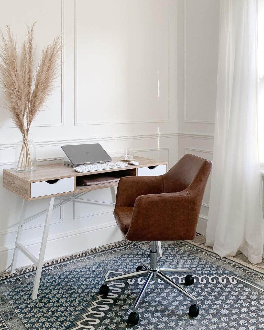 フレンチコネクションのインスタグラム：「WFH office mode: Engaged (Even better? The working week is almost complete) 📷: @makingmelrose  #FrenchConnection #MyFC」