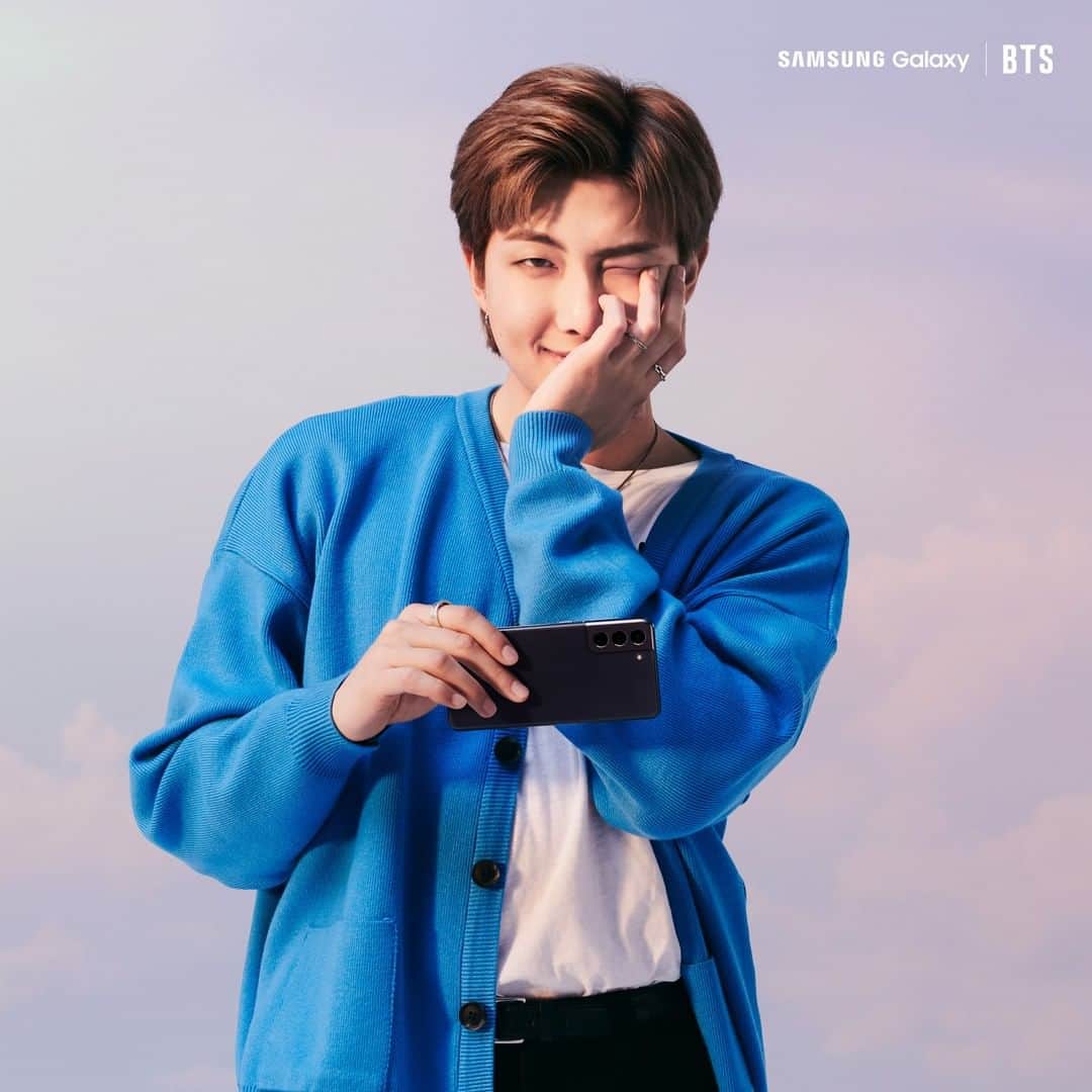 Samsung Mobileのインスタグラム：「Samsung did Samsung again with @bts.bighitofficial. Hooray for your stan! #GalaxyxBTS (Btw, we are with you. Our stan changes with every single shot.)」