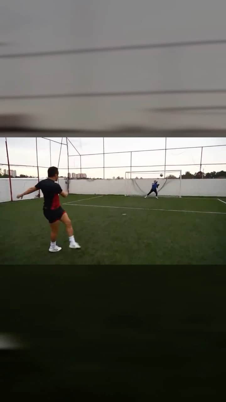 アレッサンドロ・ローザ・ヴィエイラのインスタグラム：「LINK NO STORIES-  Saiu mais um vídeo sensacional com @neysilvaoficiall - Que vídeo engraçado 😂   @enzo12mendes @goleiroflamarion21 @canal_falcao12」