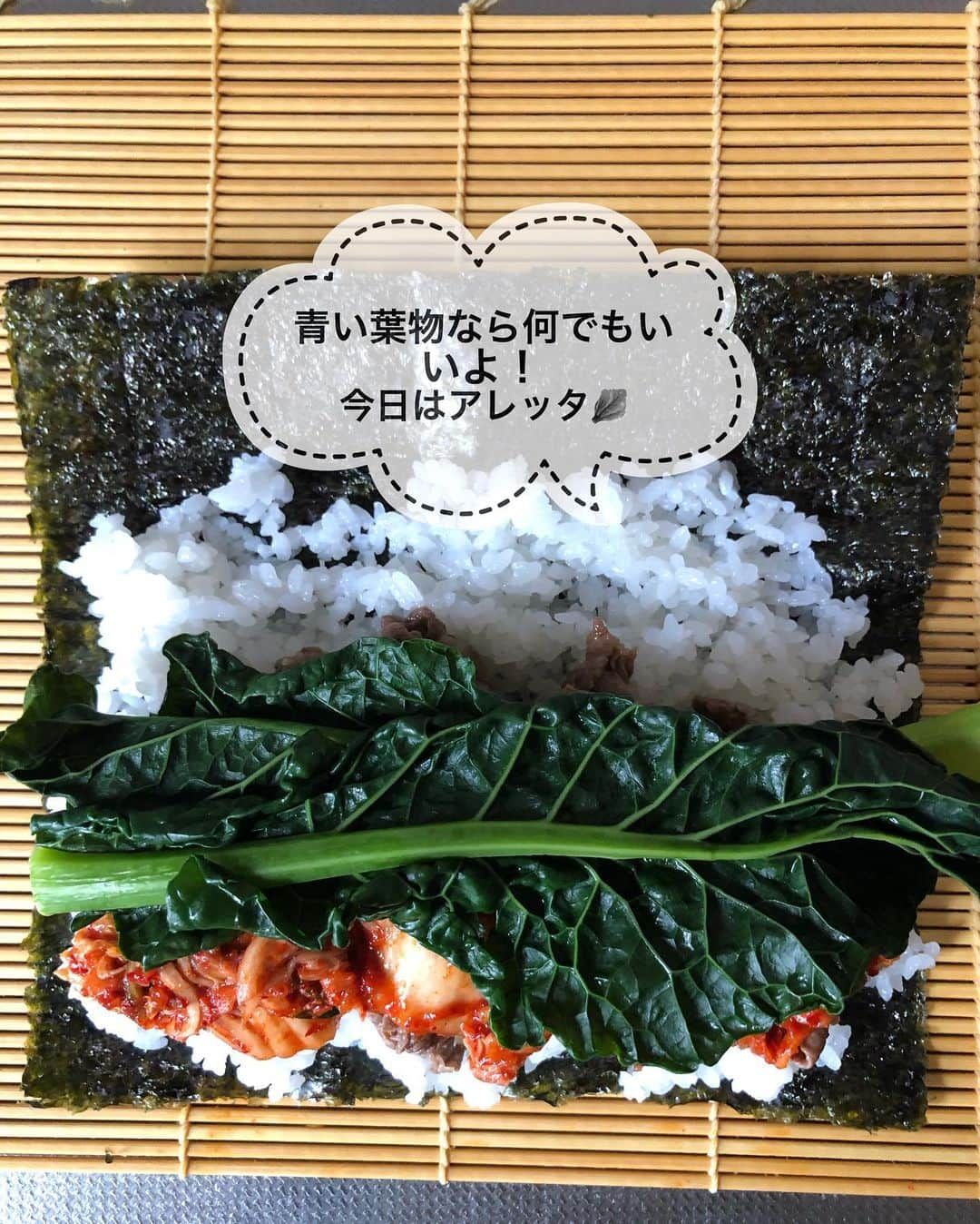 母熊?#お昼が楽しみになるお弁当??JAPANさんのインスタグラム写真 - (母熊?#お昼が楽しみになるお弁当??JAPANInstagram)「. . #韓国海苔巻き #キンパ を作ったよー！ . 寿司飯や生ものが苦手なかたには #恵方巻 に#キンパ がオススメ！ . 作る方も気楽に作れるので、いいですよ～🎶 . 【巻くものの準備】 . １、焼肉 牛、できれば国産牛、できればちょっと奮発したいいお肉がオススメ！ どーーんと入れる主役だからね。 でも簡単よ💕 コマ切れをフライパンで炒めて、焼肉のタレで味付けするだけ😄 . 2、キムチ お気に入りのものを買ってね！ . 3、青菜 ほうれん草、小松菜など、茹でたら ごま油をたらーりかけて、塩をパラパラして使ってね。 . 4、人参の炒めナムル 千切り人参をごま油でゆっくり炒めて、塩麹で調味します。 塩麹がなければ塩でも大丈夫。 弱火でじっくり炒めると人参の甘みが引き出されて、とっても美味しいよ！ . 【コツ的なこと】 ・ご飯は海苔の上に薄く拡げる！海苔だけのスペースはある程度余裕をもって1/4くらいは残してね。 ・巻く時は、持ち上げた巻き簾を親指で、具材をほかの4指でしっかり押さえて、ぎゅぎゅっのえいやっという感じ。母熊は巻物にすごーく苦手意識があったのだけど、指で押さえることに気付いたら、なんだかできるようになりましたん。 . . 今年の節分は例年より1日早い2月2日(火)なので気を付けてね！ こんな恵方巻なら、おうちで準備できるかなと思って載せています。 実は実はこれも#仕送りごはん にしちゃいました😄 #冷凍仕送りごはん にしたら、自然解凍で食べる時にはしっかりレンチンします。 . . . @coconomi_141 #ココノミ さんのお野菜から✨ . Food Hub Projectさんの人参(徳島県産)で作った#人参の炒めナムル。 甘くなるよう調理しているのだけど、だから甘いに決まってるのだけど、 驚くほど甘かったー！ おいしい人参はたくさんあるけど、この人参は甘いだけじゃない味がある。 試す価値ありです。 . . . @coconomi_141 #ココノミ さんは「美味しく、安心」を基準にした食材のみを取り扱う、#無農薬 #無化学肥料 の野菜宅配です🚚 大切に育まれたの素性の良いお野菜は、届いて箱を開けた瞬間から「違い」を感じます！ . こだわり抜いた「個性ある美味しさ」をもつ野菜をココノミさんでは#テロワール と呼びます。 そのテロワールのお野菜たちはココノミさんの社内で味や食感まで選び抜かれて私たちの食卓へ届けられます。 . ココノミさんのお野菜は、たっぷり手をかけ気持ちもかけて育てられているんですよ。 それが味にしっかり出ています！ . ココノミさんのこだわり食材は @coconomi_141 ←こちらのプロフからURLタップして見に行ってくださいね💖 . #coconomi #PR #ココノミ #無農薬野菜　#テロワール #取り分け冷凍 #instafood #locari #ランチ#おうちごはん #おうちごはんLover #japanfood #lunchbox #常備菜#フーディーテーブル #マカロニメイト #igersjp #お弁当 #てづくりごはん365 #食で世界を彩る会　#冷凍仕送りごはん」1月29日 23時06分 - rosso___