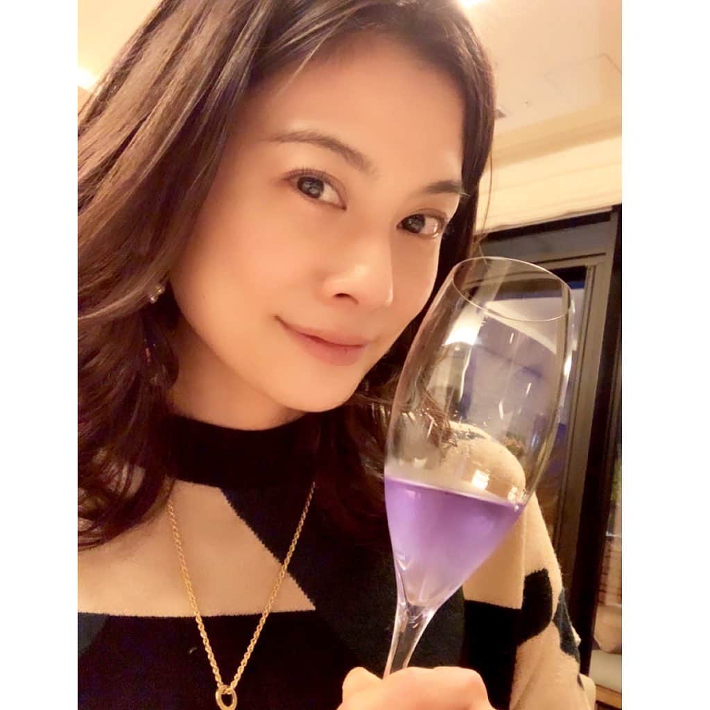 七瀬遥のインスタグラム：「なんて美しい🍶💜✨ 紫色の日本酒✨ 今日も、たくさんお祝いしてもらって、とっても幸せです🥺💖🌈 みんな優しくて愛に溢れてる❤️❤️❤️ ありがとう〜〜〜😘  #紫色#日本酒#愛#感謝#ありがとう#幸せ#happy birthday#fun#good#friend#happy#love#happiness#good#smile#tokyo#japan」
