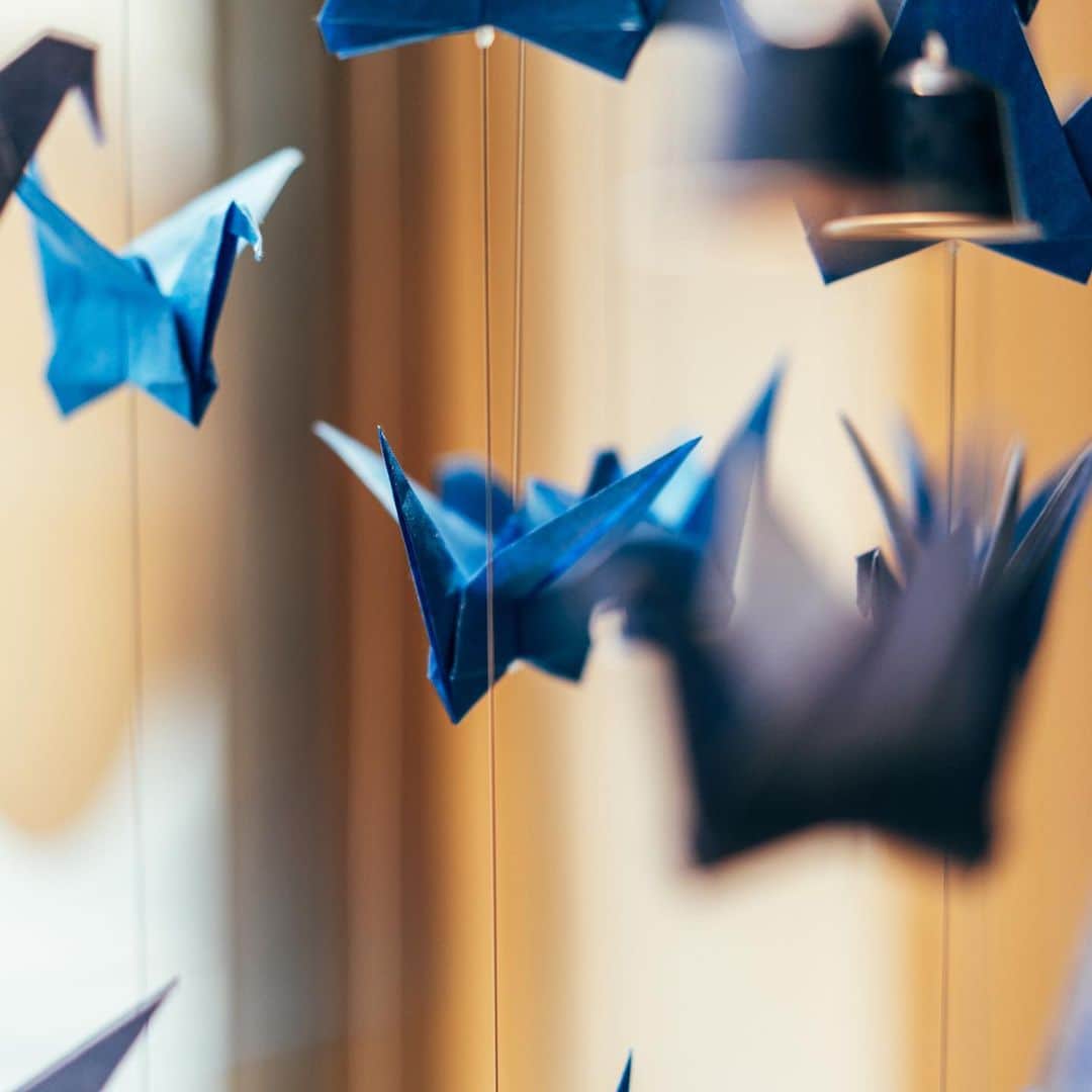 Nespressoさんのインスタグラム写真 - (NespressoInstagram)「Did you know that, as per an ancient Japanese legend, wishes for happiness and eternal good luck are conveyed through folding a thousand origami cranes?  10,000 origami cranes were folded by hand and are featured in our #NespressoWindows around the world. Join us in our Nespresso #WorldExplorations wishful journey. First stop Tokyo ✈️  👉🏻Swipe to discover some exclusive behind-the-scenes!  📍 Mannheim, Germany  #Nespresso #NespressoWorldExplorations #NespressoWindows #makeawish」1月29日 23時22分 - nespresso
