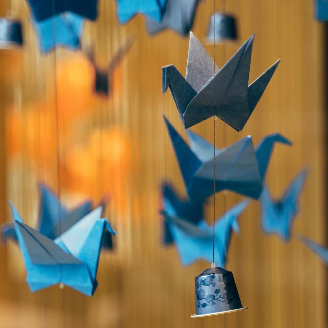 Nespressoさんのインスタグラム写真 - (NespressoInstagram)「Did you know that, as per an ancient Japanese legend, wishes for happiness and eternal good luck are conveyed through folding a thousand origami cranes?  10,000 origami cranes were folded by hand and are featured in our #NespressoWindows around the world. Join us in our Nespresso #WorldExplorations wishful journey. First stop Tokyo ✈️  👉🏻Swipe to discover some exclusive behind-the-scenes!  📍 Mannheim, Germany  #Nespresso #NespressoWorldExplorations #NespressoWindows #makeawish」1月29日 23時22分 - nespresso