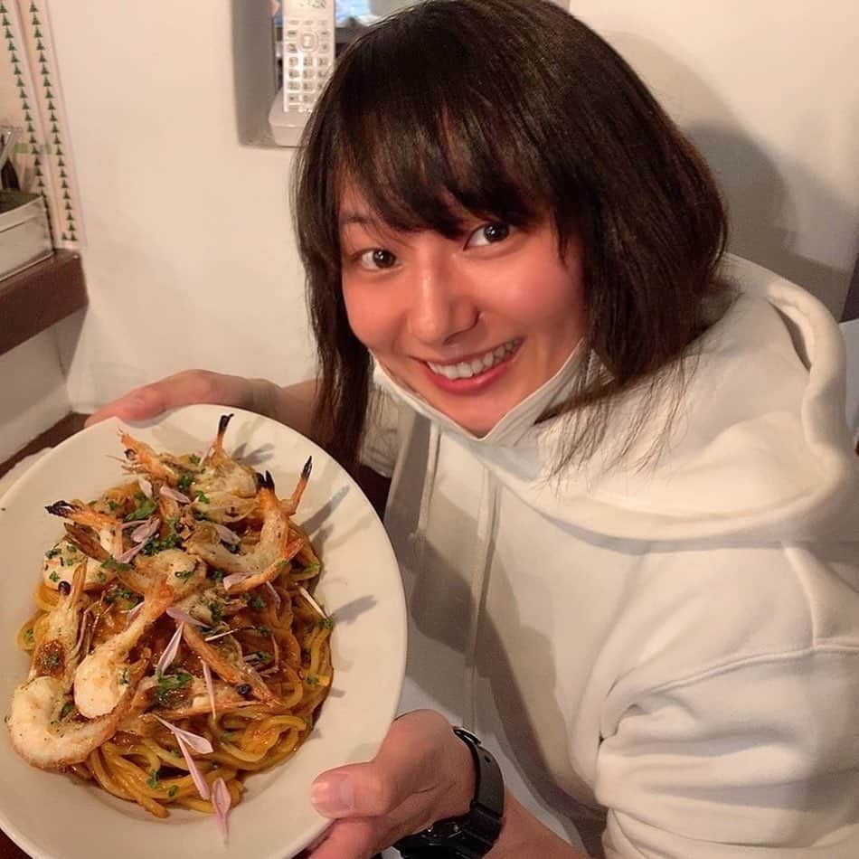 小田島沙知（かぎしっぽ）のインスタグラム：「10枚揃ったので 飯テロの時間でーす！ はぁー美味しいもの食べてる時が一番幸せでやんす  #かぎしっぽさち #飯テロ #パスタ #ラーメン #ガパオライス #カキフライ #美味でございます」