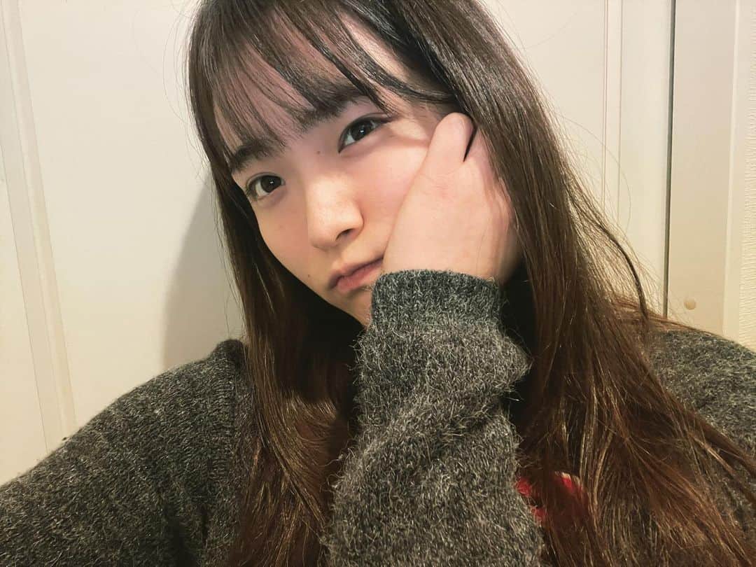 大森美優のインスタグラム：「あまり得意ではなかった、小説を読むという事が、最近少しずつできるようになってきました🙄📖文字追うのって難しいです😲🙄 ＃明日 ＃オンラインお話会 ＃よろしくお願いします　🤝💫 ＃akb48」