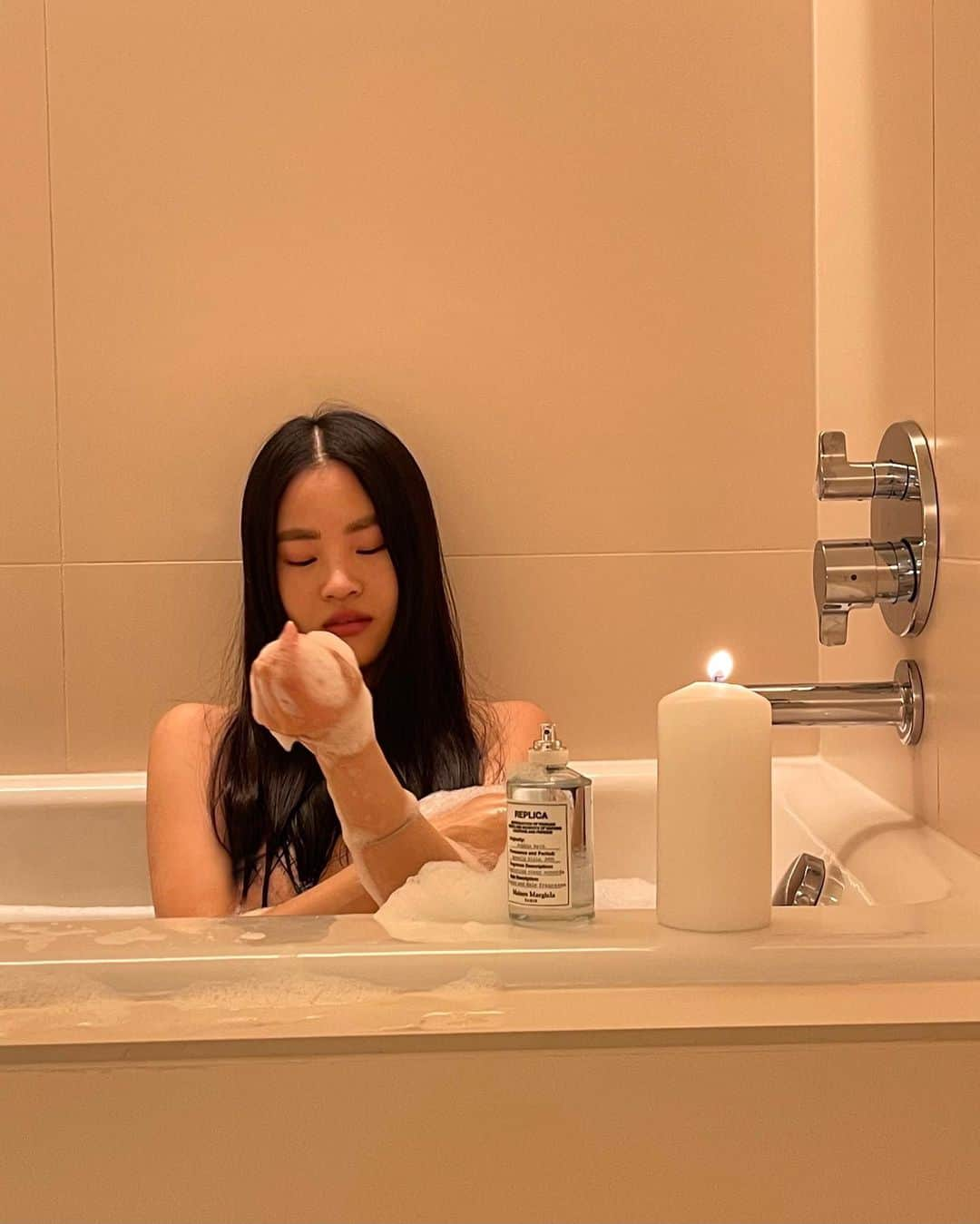 NATALIE LIAOさんのインスタグラム写真 - (NATALIE LIAOInstagram)「In the mood for a bubble bath #MaisonMargielaFragrances #SmellsLikeMemories #BubbleBath @maisonmargielafragrances」1月29日 23時18分 - fongminliao