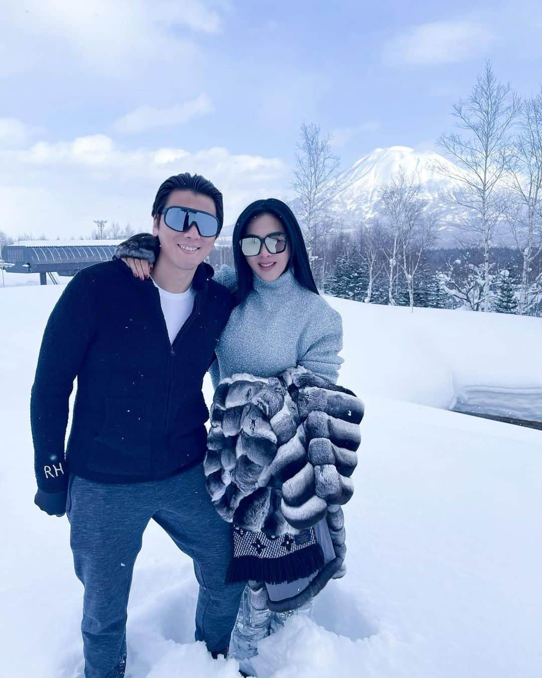 Syahriniさんのインスタグラム写真 - (SyahriniInstagram)「•  There’s No One Else You’d Ever Want !   @reinobarack  ________________ 𝓢𝓨𝓡 ________________  #PrincesSyahrini #Winter_January2021 #WinterWonderland」1月29日 23時20分 - princessyahrini