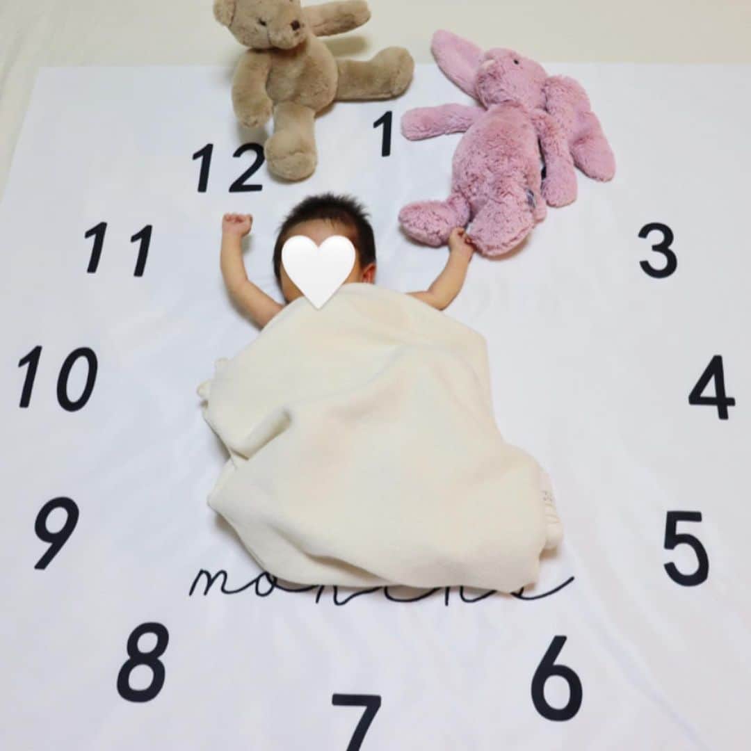 平木愛美のインスタグラム：「love、baby girl💞  １ヶ月→２ヶ月に！🌼👶🏻🧡  あいかわらず、おっぱい＆ミルク・うんちおしこ・身体拭く・沐浴・保湿ケア・すやすやぁ・わーーーん泣く・笑顔🌙  な繰り返しな日々ですが、  お顔見てにこにこ笑うことも増え👼 声を出して笑ったり。 目を合わせて"うー""うー""あー"お喋りも💕 パパやママや、おもちゃの姿を目で追ったり。 そんなかんじで一緒にじゃれて遊んだり🤍 ひとりでご機嫌に起きてる時間も増えたし くしゃみもおならも一丁前な大きさになり🤧 寝起きに、お顔真っ赤にして、んんんー！と伸び。 手脚をぱたぱた元気いっぱい動かしたり💫 お風呂でびゅーもしてみたり🛁🚿 お散歩おでかけも。ベビーカーもチャイルドシートも心地よいのか、すーぐ寝るそしてずっと寝ておるよねzz😌💓  乳児湿疹や朝とつぜんの目やにで、 心配したり小児科へかけこんだり🚑  助産師さん訪問でたくさん教えてもらって １ヶ月半、うつぶせ＆抱っこ紐でびゅーしたり💘  などなど。愛しな日常。  たくさんの愛をありがとう。👶🏻＆👨🏼❤️  #love #babygirl #family」