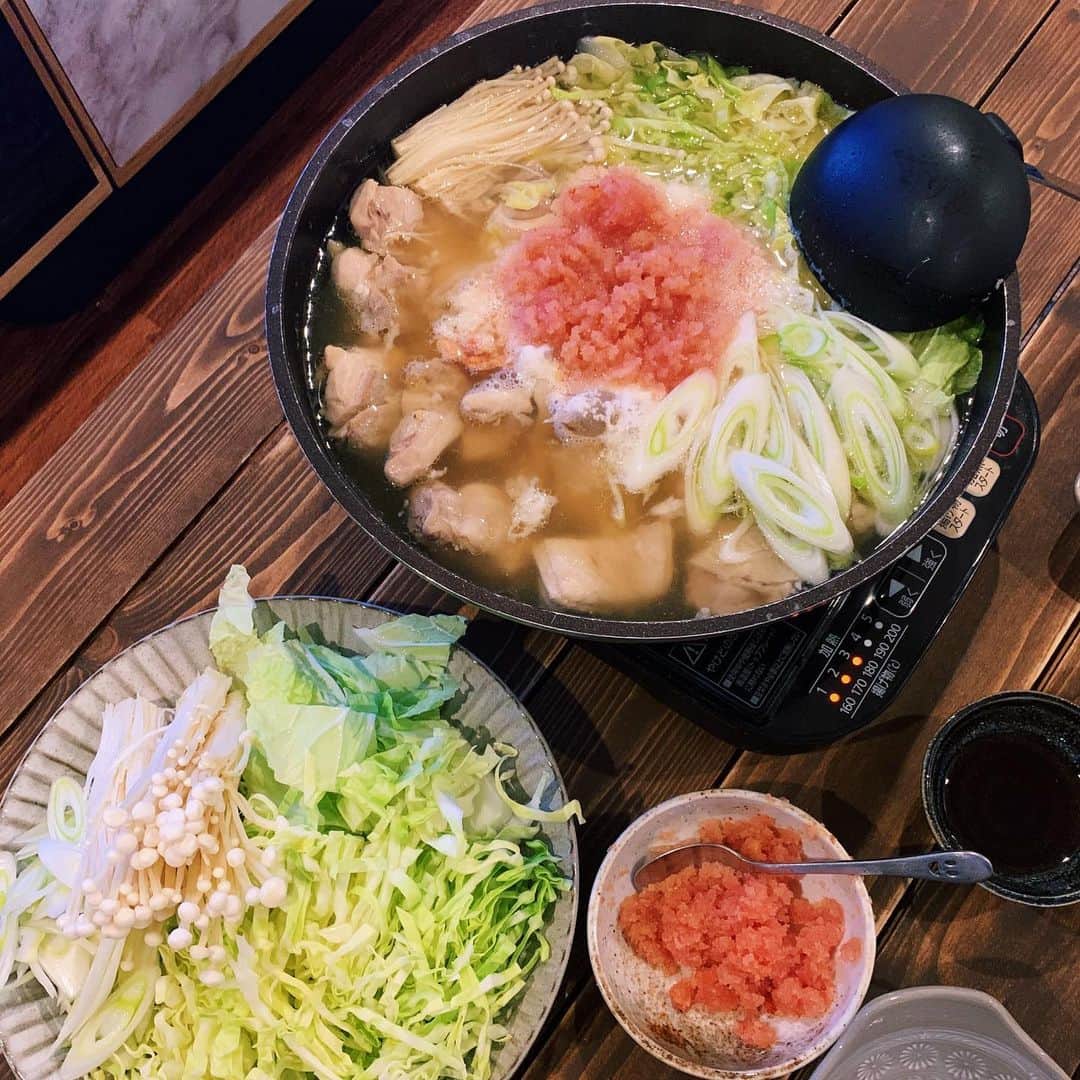 青谷優衣のインスタグラム：「ストーリーにのせた#明太子トロロ鍋  レシピが知りたいとのメッセージが多かったので📝  出汁（我が家は#茅乃舎 の出汁パック） 酒、醤油、みりん、砂糖 のなんでも合う鉄板の鍋だしに  鶏肉、キャベツ千切り、白菜、えのき、ネギ、小松菜  上にすりおろした大和芋、明太子を乗せるだけ🌛  簡単でとっても美味しかった！オススメです🥰」