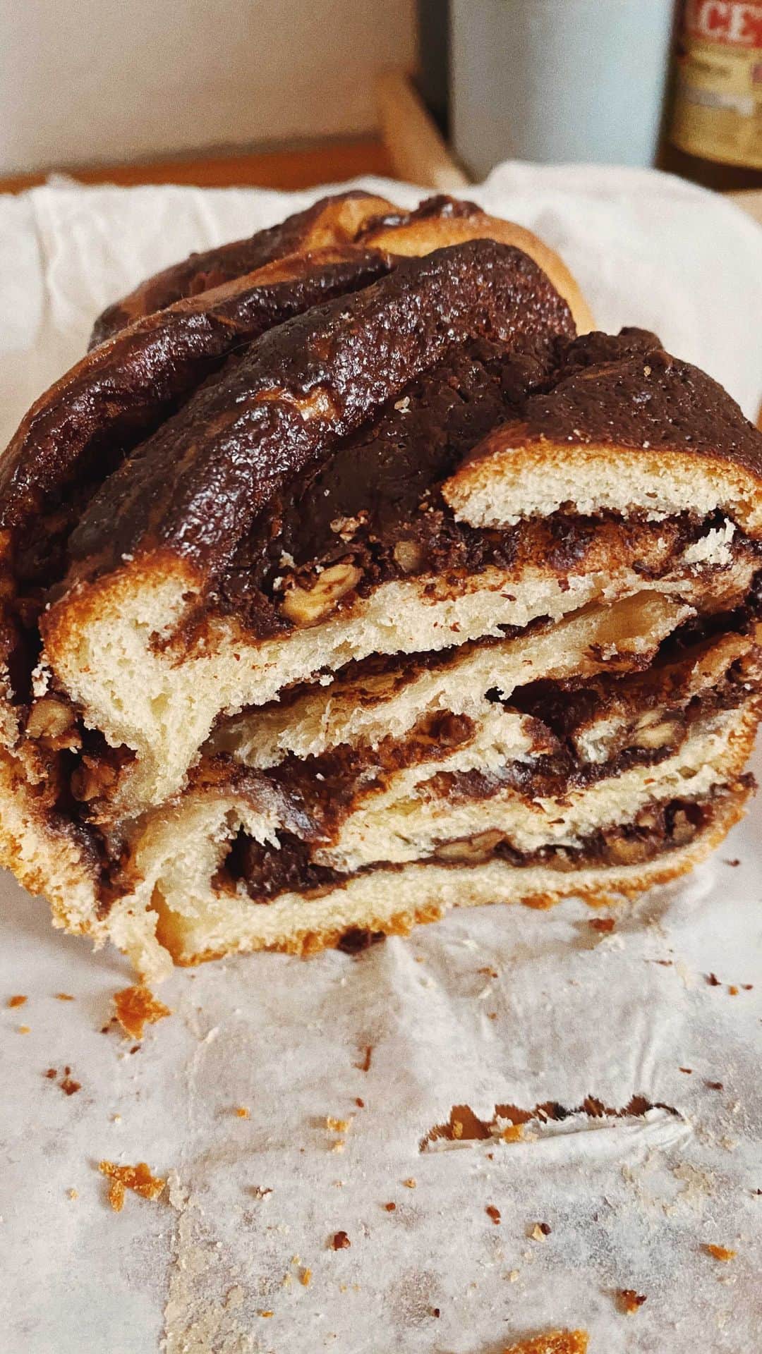 STIL IN BERLINのインスタグラム：「This week, instead of an actual babka, I made a video of making a babka. The recipe is from @ottolenghi’s Jerusalem cookbook, but I only make half of it (because I only have one tin….) Hope you get inspired to do one too, because I actually think it’s not that hard. And if I can do it, you can do it too. It’s honestly mostly waiting time: you make the dough one day, let it prove in the fridge overnight, and the next day you only need to toast the nuts, make the filling, assemble, prove again,  bake and then sirup. It is very satisfying, promised. And your friends and neighbours will love you a little bit more.  Only two things - it is a lot easier to mix the dough for 10 minutes in a machine, unless you wanna get your muscles going. And also, only use butter at room temperature, otherwise it won’t be an enjoyable experience.  for the dough: 265g flour, 50g sugar, 1 ts dried yeast, zest of one lemon, 1 large egg, pinch of salt, 75g room temperature butter, cut in 2cm cubes for the filling: 65g dark chocolate, 60g butter, 15g coco powder, 25g icing sugar, 50g pecan nuts, pinch of salt for the sirup: 130g sugar, 80ml water」