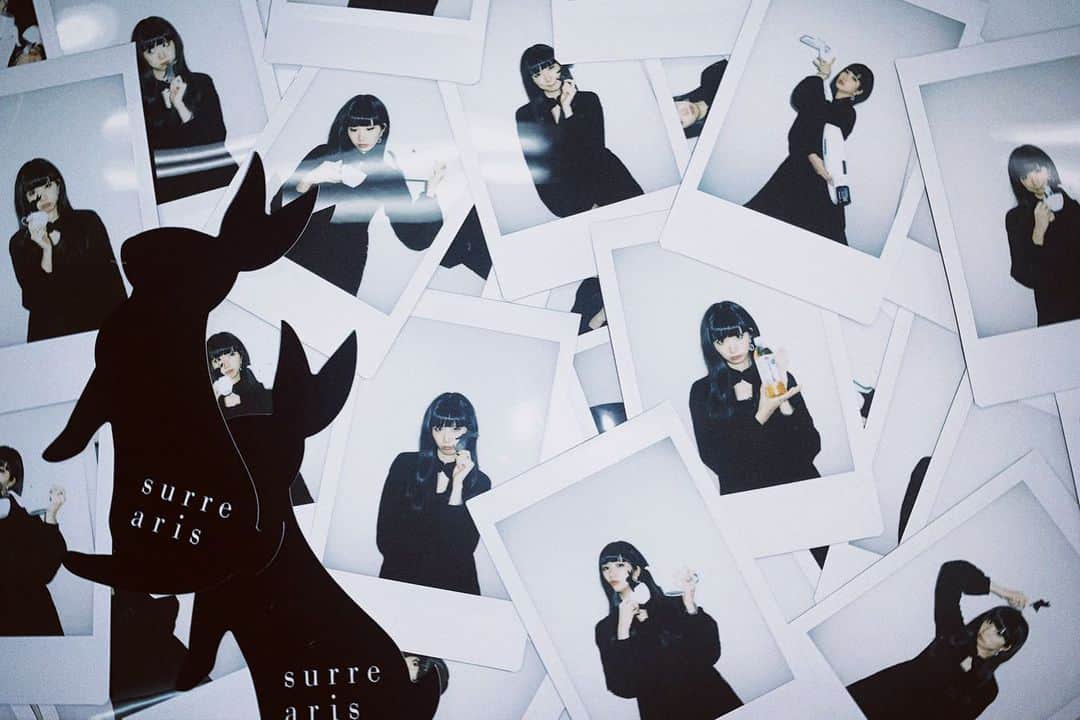 のインスタグラム：「@surrearis newyearfair🐇🖤  嬉しさが大変さで相殺されてしまうんじゃないかってくらいたくさんのご参加本当にありがとう　愛ごと届いてるよ 別の人に届くことを考えて全部同じ構図にするか迷った上で全部変えました　様子のおかしいやつがあたりです  今年も散々煌めかせていきましょう 届かないものに追いつくために無理矢理掴み取ってね いろんな形で、姿で、その後押しができますように そして一緒に進む一年にしてみたいな 改めて過剰によろしくお願い致します」
