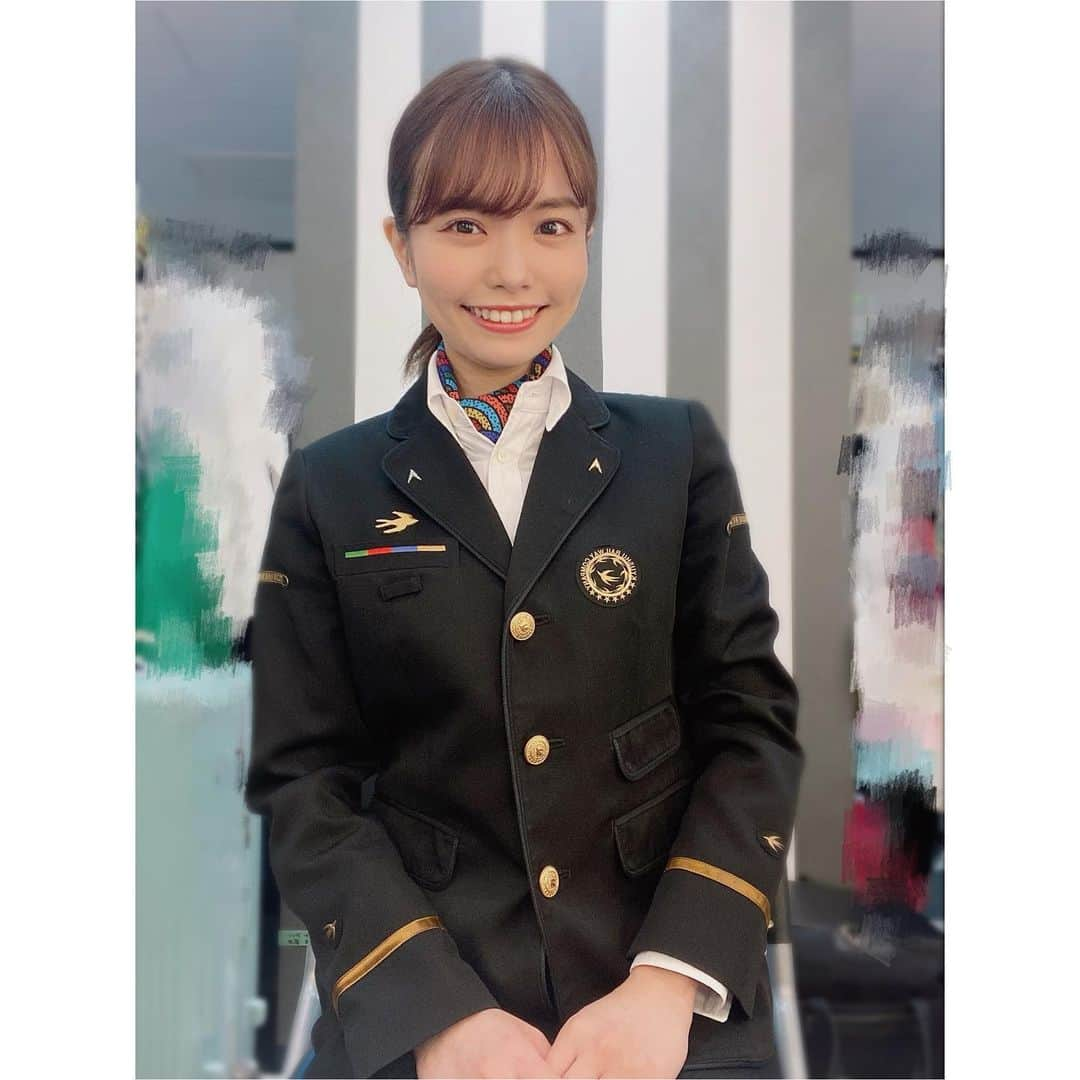 渕上舞さんのインスタグラム写真 - (渕上舞Instagram)「🎫 ﻿ ﻿ 撮影でJR九州さんの制服をまたまた着させていただきました☺︎﻿ 憧れの客室乗務員さん👩‍✈️﻿ ﻿ ﻿ ﻿ #JR九州 さん #JR九州客室乗務員 #HKT48 #その日までともにがんばろう #みんなの九州 #福岡観光 #博多駅 #まとめ髪 #就活ヘア #職場体験 ? #生写真 @jrkyushu_hakata_station ﻿ ﻿」1月29日 23時26分 - mai_fuchigami_48