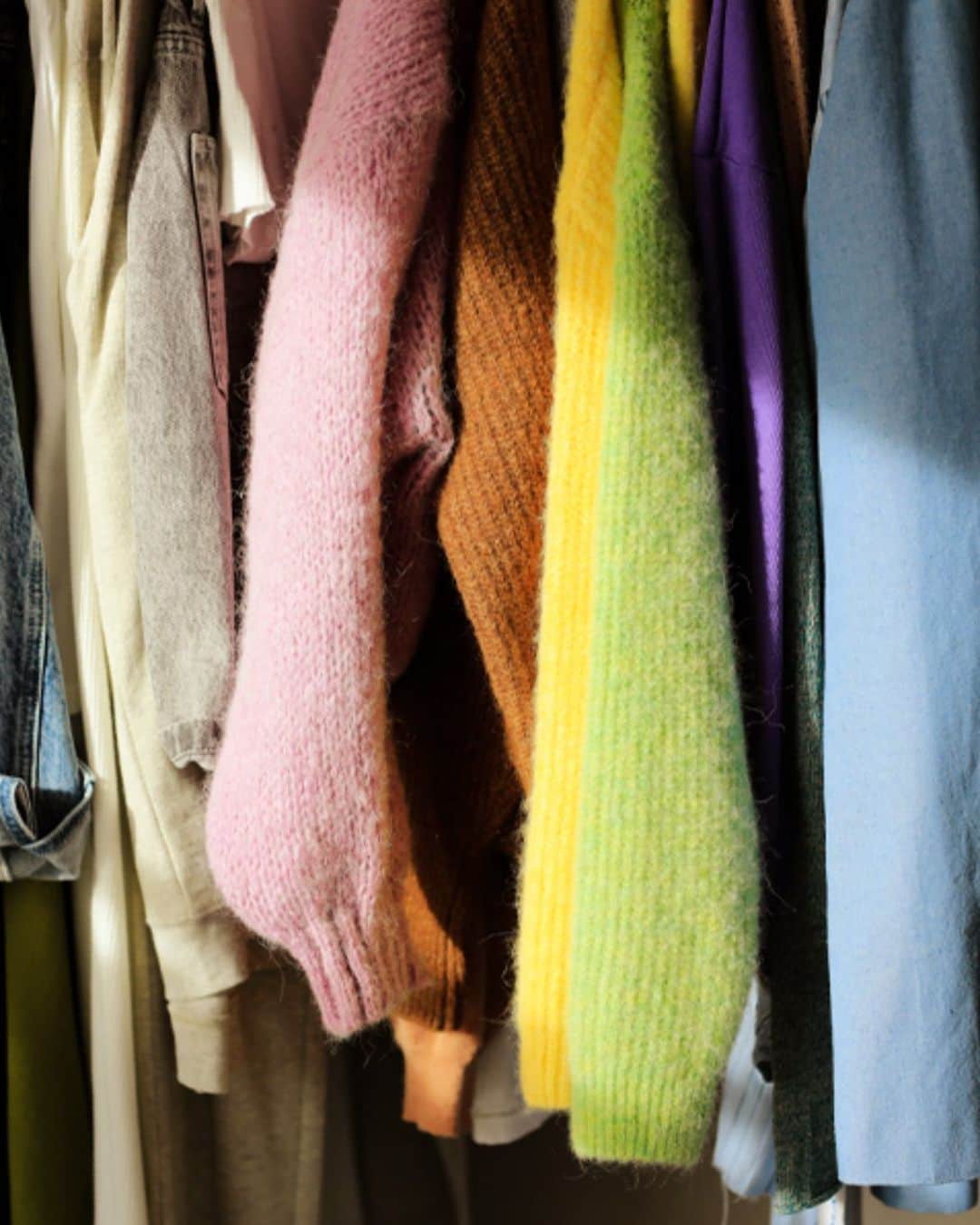 アメリカンビンテージのインスタグラム：「It’s our attention to fabric that makes our garments so lovable, whether it is an organic cotton t-shirt or a knitted wool jumper 🧵 . #americanvintage #americanvintagewomen #womenswear #fashion」