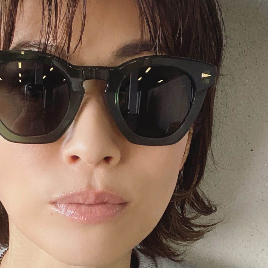 畑野ひろ子のインスタグラム：「一つ前の投稿で、リップカラーの質問を沢山頂いたので、今日のメイクの　@yuka_noguchi_hairmake ちゃんに聞いてみました😆 そしたら、凄く詳しく教えてもらったので、こちらに共有しますね😊  先にNARSのエアーマットリップカラー00031ピンクヌードを塗って、その上からサンローランのルージュ　ピュールクチュール　ヴェルニ　ウォーターグロウの215アンディスクローズドキャメルを薄く重ねています！」