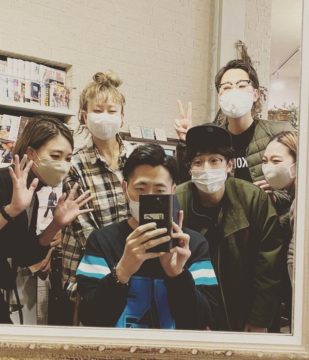 ゆうへいさんのインスタグラム写真 - (ゆうへいInstagram)「新年初カット！もちろん中崎町のルプティプランスで。ヘンダーソンの中村フーと名乗る人も一緒にいたのでパシャリ。検温もして手袋もして安心なお店ですよ。中村フーは手袋するの苦戦してたね。可愛いやつや。　 　 去年は東京よしもと漫才劇場のオープン会見的なのがあった模様。夜はダブルアートの真べぇとザ・プラン9爆ちゃんとご飯に行ってますね。30期。    2019年はU-3という若手のライブのMC。昼にめかぶを食べた模様。こんなメモをしているのか俺は。　 　 2018年はヘイブラザーというライブを行っていた模様。懐かしい。  2017年は朝日劇場のお出番。夜は家で何か食べた模様。　 　 2015年は毛利さんに美味し焼肉をご馳走になった模様。　 　 2014年はコマンダンテ安田くんと畠山たっちゃん、グチヤマとかいはやととご飯に行っているが記憶があまりない模様。  2013年はsuperpetitbattleってイベントがあった模様。昔のbaseのシステムのパロディでユニットネタをしたんかな。　 　 　 1月29日ってなんか濃密やなぁ〜、、。あはははー。　 　 #吉田たち #漫才 #模様 #いろんな日がある #いやぁ散髪は気持ちがいいなぁ」1月29日 23時34分 - tachianija