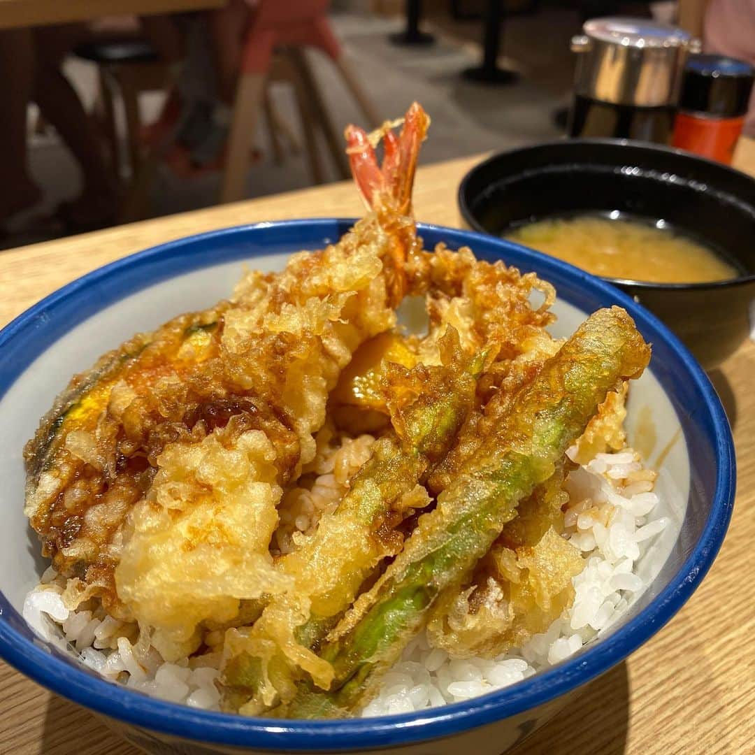 大西蘭さんのインスタグラム写真 - (大西蘭Instagram)「・ 10ドル以下で美味しい天丼が食べられるなんて🤩 ・ オープンしたばかりの頃に一度行きましたが、息子を連れて待つのは厳しいので、その後はなかなか行けていませんでした。 ・ が、そろそろ落ち着いて行列もないんじゃないかな？と行ってみたらその通り！ 平日12:30頃、満席でしたが、５分くらい待つだけで入れました！ ・ 天丼8.5ドルと茶碗蒸しをオーダー。 ・ 天ぷらはもちろん、お米も美味しくて、小食の息子もたくさん食べました👦 青森県産のお米を使っているそうです🌾 ・ 店内には食事を運んできてくれるロボットがいるのですが、ロボット好きの息子は、ロボットが近くに来るたびに釘付けでした🤖 ・ ・ 📌 Tempura Tendon Tenya Singapore 181 Orchard Rd, #B1-01 Orchard Central, Singapore 238896 ・ @tenyasg  ・ ・ #てんやシンガポール #tenyasingapore」1月29日 23時34分 - onishiran