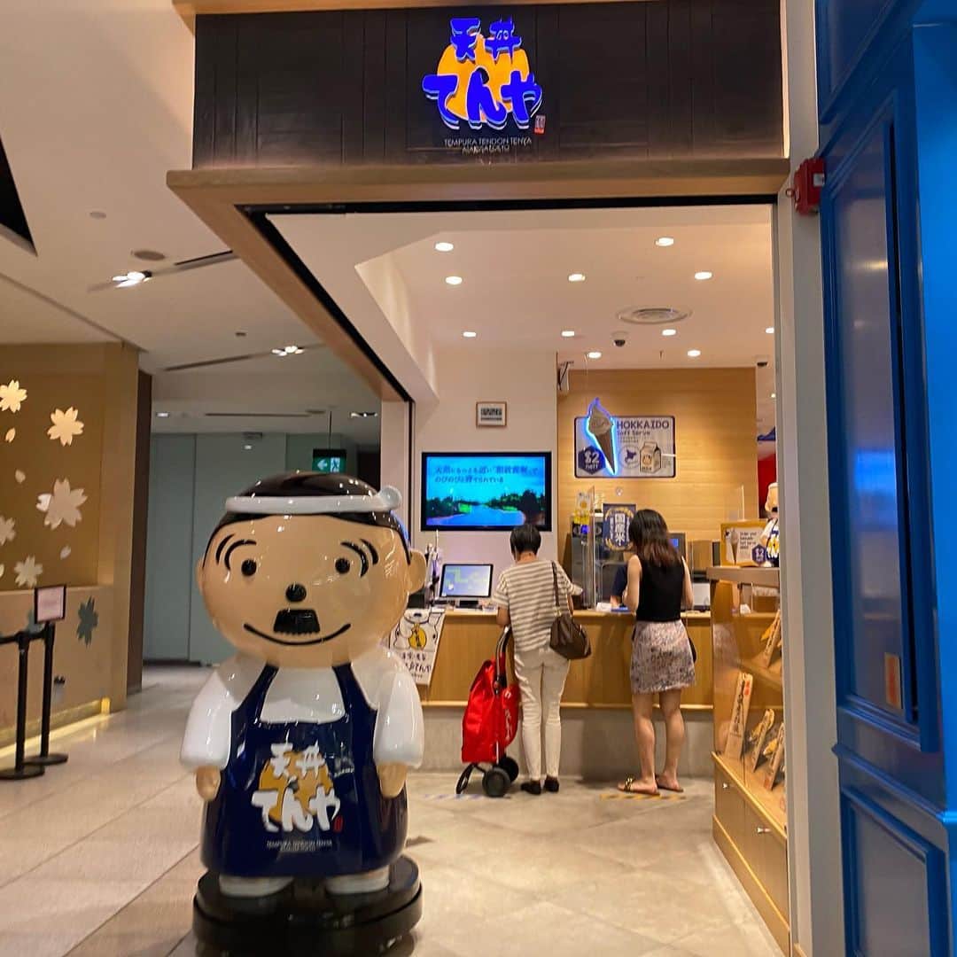 大西蘭さんのインスタグラム写真 - (大西蘭Instagram)「・ 10ドル以下で美味しい天丼が食べられるなんて🤩 ・ オープンしたばかりの頃に一度行きましたが、息子を連れて待つのは厳しいので、その後はなかなか行けていませんでした。 ・ が、そろそろ落ち着いて行列もないんじゃないかな？と行ってみたらその通り！ 平日12:30頃、満席でしたが、５分くらい待つだけで入れました！ ・ 天丼8.5ドルと茶碗蒸しをオーダー。 ・ 天ぷらはもちろん、お米も美味しくて、小食の息子もたくさん食べました👦 青森県産のお米を使っているそうです🌾 ・ 店内には食事を運んできてくれるロボットがいるのですが、ロボット好きの息子は、ロボットが近くに来るたびに釘付けでした🤖 ・ ・ 📌 Tempura Tendon Tenya Singapore 181 Orchard Rd, #B1-01 Orchard Central, Singapore 238896 ・ @tenyasg  ・ ・ #てんやシンガポール #tenyasingapore」1月29日 23時34分 - onishiran
