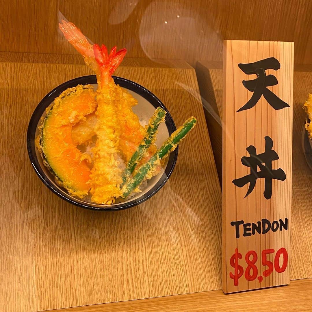 大西蘭さんのインスタグラム写真 - (大西蘭Instagram)「・ 10ドル以下で美味しい天丼が食べられるなんて🤩 ・ オープンしたばかりの頃に一度行きましたが、息子を連れて待つのは厳しいので、その後はなかなか行けていませんでした。 ・ が、そろそろ落ち着いて行列もないんじゃないかな？と行ってみたらその通り！ 平日12:30頃、満席でしたが、５分くらい待つだけで入れました！ ・ 天丼8.5ドルと茶碗蒸しをオーダー。 ・ 天ぷらはもちろん、お米も美味しくて、小食の息子もたくさん食べました👦 青森県産のお米を使っているそうです🌾 ・ 店内には食事を運んできてくれるロボットがいるのですが、ロボット好きの息子は、ロボットが近くに来るたびに釘付けでした🤖 ・ ・ 📌 Tempura Tendon Tenya Singapore 181 Orchard Rd, #B1-01 Orchard Central, Singapore 238896 ・ @tenyasg  ・ ・ #てんやシンガポール #tenyasingapore」1月29日 23時34分 - onishiran