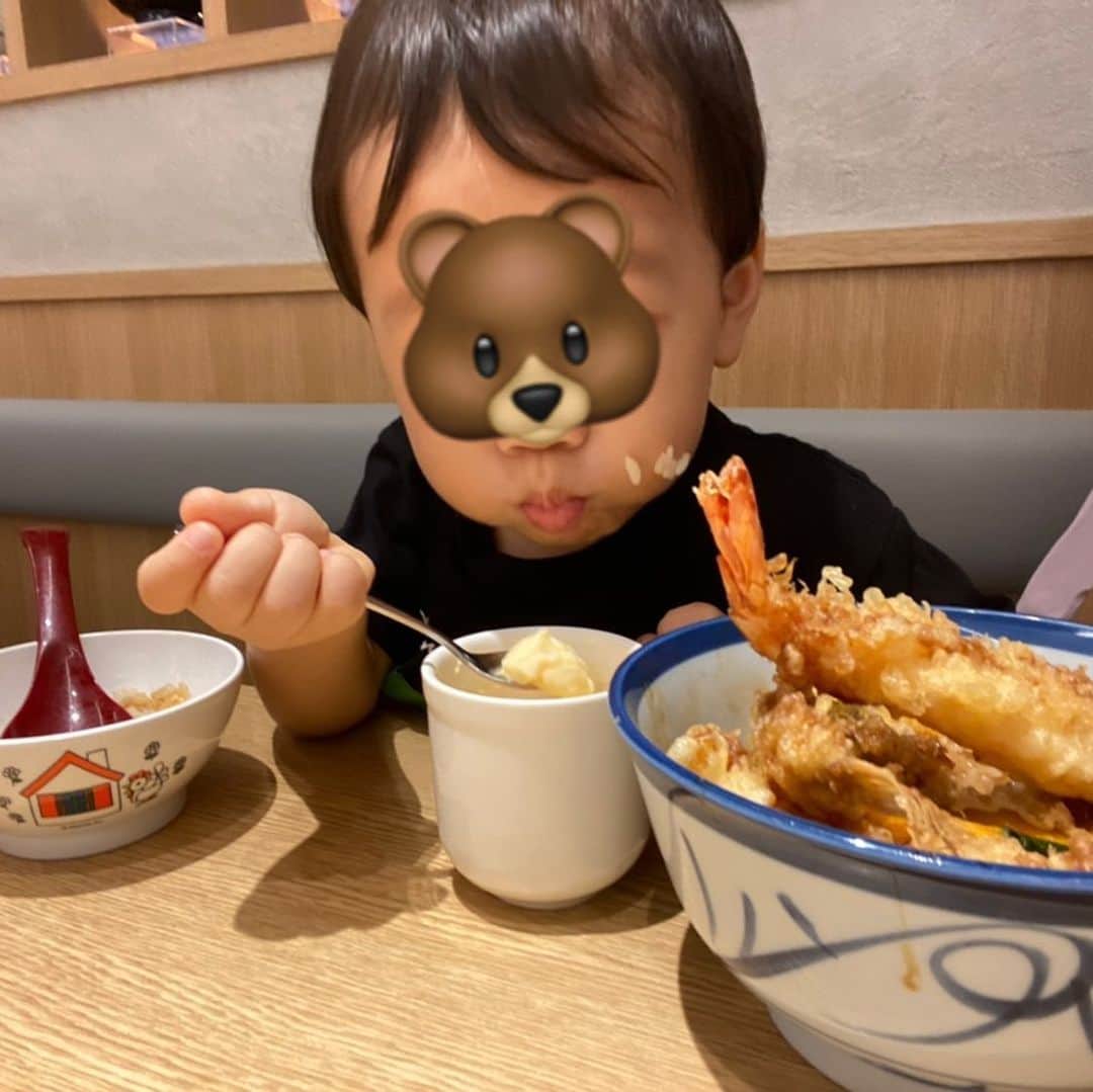 大西蘭さんのインスタグラム写真 - (大西蘭Instagram)「・ 10ドル以下で美味しい天丼が食べられるなんて🤩 ・ オープンしたばかりの頃に一度行きましたが、息子を連れて待つのは厳しいので、その後はなかなか行けていませんでした。 ・ が、そろそろ落ち着いて行列もないんじゃないかな？と行ってみたらその通り！ 平日12:30頃、満席でしたが、５分くらい待つだけで入れました！ ・ 天丼8.5ドルと茶碗蒸しをオーダー。 ・ 天ぷらはもちろん、お米も美味しくて、小食の息子もたくさん食べました👦 青森県産のお米を使っているそうです🌾 ・ 店内には食事を運んできてくれるロボットがいるのですが、ロボット好きの息子は、ロボットが近くに来るたびに釘付けでした🤖 ・ ・ 📌 Tempura Tendon Tenya Singapore 181 Orchard Rd, #B1-01 Orchard Central, Singapore 238896 ・ @tenyasg  ・ ・ #てんやシンガポール #tenyasingapore」1月29日 23時34分 - onishiran