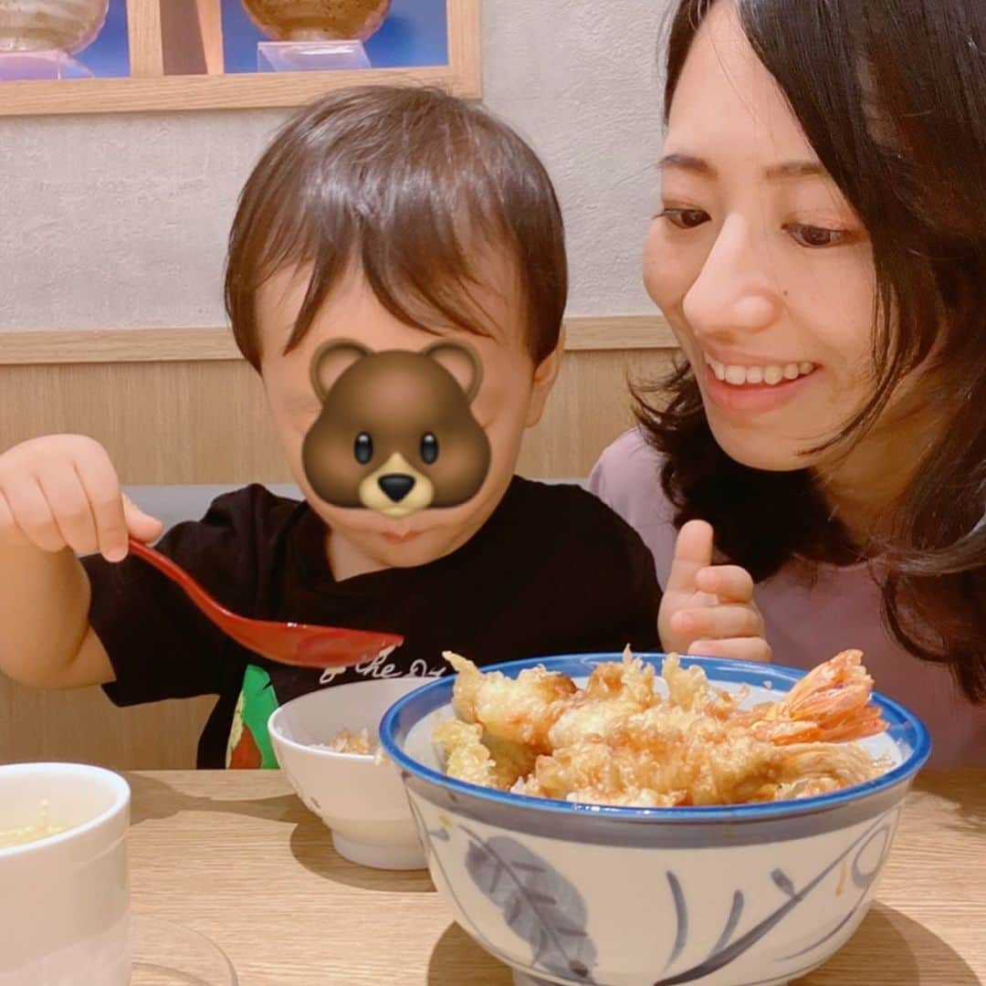 大西蘭のインスタグラム：「・ 10ドル以下で美味しい天丼が食べられるなんて🤩 ・ オープンしたばかりの頃に一度行きましたが、息子を連れて待つのは厳しいので、その後はなかなか行けていませんでした。 ・ が、そろそろ落ち着いて行列もないんじゃないかな？と行ってみたらその通り！ 平日12:30頃、満席でしたが、５分くらい待つだけで入れました！ ・ 天丼8.5ドルと茶碗蒸しをオーダー。 ・ 天ぷらはもちろん、お米も美味しくて、小食の息子もたくさん食べました👦 青森県産のお米を使っているそうです🌾 ・ 店内には食事を運んできてくれるロボットがいるのですが、ロボット好きの息子は、ロボットが近くに来るたびに釘付けでした🤖 ・ ・ 📌 Tempura Tendon Tenya Singapore 181 Orchard Rd, #B1-01 Orchard Central, Singapore 238896 ・ @tenyasg  ・ ・ #てんやシンガポール #tenyasingapore」