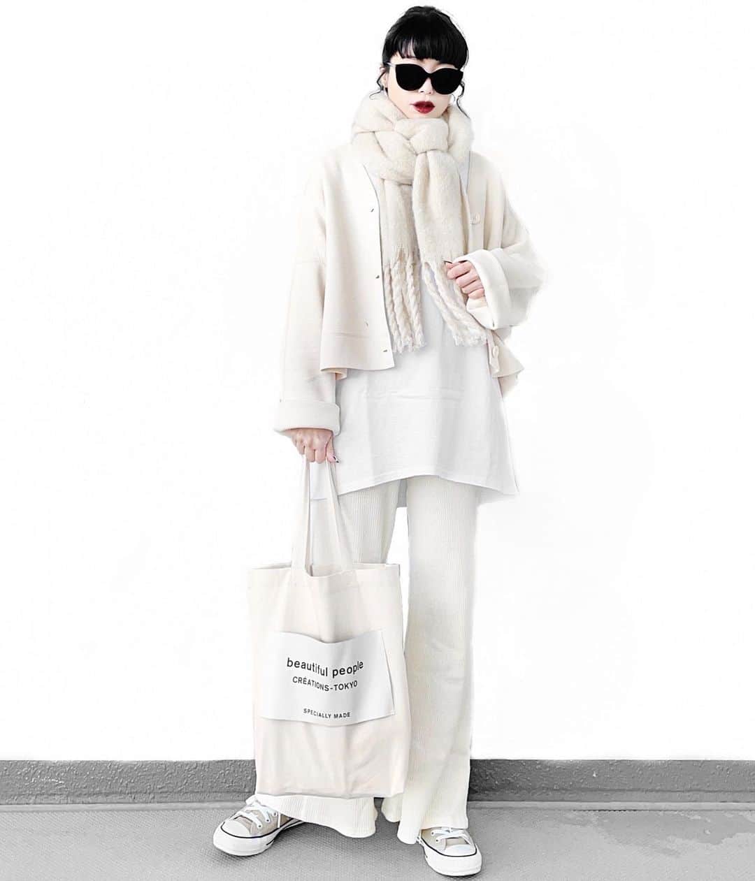 lve_xxxxのインスタグラム：「.﻿ .﻿ 𝗨𝗡𝗜𝗤𝗟𝗢 𝗨﻿ @uniqlo ﻿ ﻿ #ミラノリブvネックカーディガン  ｺｰﾃﾞ🕊﻿ ﻿ ｻｲｽﾞXXLにして正解だった🙆‍♀️﻿ やはし、BLACKも欲しいな←﻿ ﻿ 冬場のWhiteｺｰﾃﾞが﻿ 実は好きだったりします⛄️﻿ ﻿ ｽﾄｰﾘｰご覧頂きﾎﾞｱｺｰﾄの﻿ ご質問をかなり頂いているので﻿ こちらで🙇🏻‍♀️﻿ ﻿ 何年か前に買った ﻿ ﾎﾞｱﾌﾘｰｽﾉｰｶﾗｰｺｰﾄ って言うﾔﾂで﻿ 現在は販売してない商品です😭﻿ ﻿ UNIQLOさんは長年愛用出来る﻿ ｱｲﾃﾑが多くてお値段も👛に優しく﻿ 最高ですよね！﻿ ﻿ あと、ﾏﾌﾗｰ🧣もご質問頂いており🙇🏻‍♀️﻿ ﻿ 昨年の @lveu.official のもので﻿ 本年は販売しておらず…﻿ ﻿ 何気にこのｺｰﾃﾞ。﻿ ﾐﾗﾉﾘﾌﾞｶｰﾃﾞ以外は長年愛用ｱｲﾃﾑかも☺️﻿ #お世話になります﻿ ﻿ ﻿ 朝は元気にｺｰﾃﾞとか撮ってたんに…﻿ ﻿ ぎっくり腰ｸｾになりそーだな😩困﻿ #人生3回目のぎっくり腰﻿ ﻿ ﻿ ﻿ ﻿ －－－－－－－－－－－－－－－－－－﻿ ﻿ その他ｺｰﾃﾞｱｲﾃﾑ詳細は﻿ WEARをご覧くださいませ。﻿ ﻿ WEAR ： lvexxxx ﻿ 💻 https://wear.jp/sp/lvexxxx/﻿ ﻿ －－－－－－－－－－－－－－－－－－﻿ ﻿ ﻿」