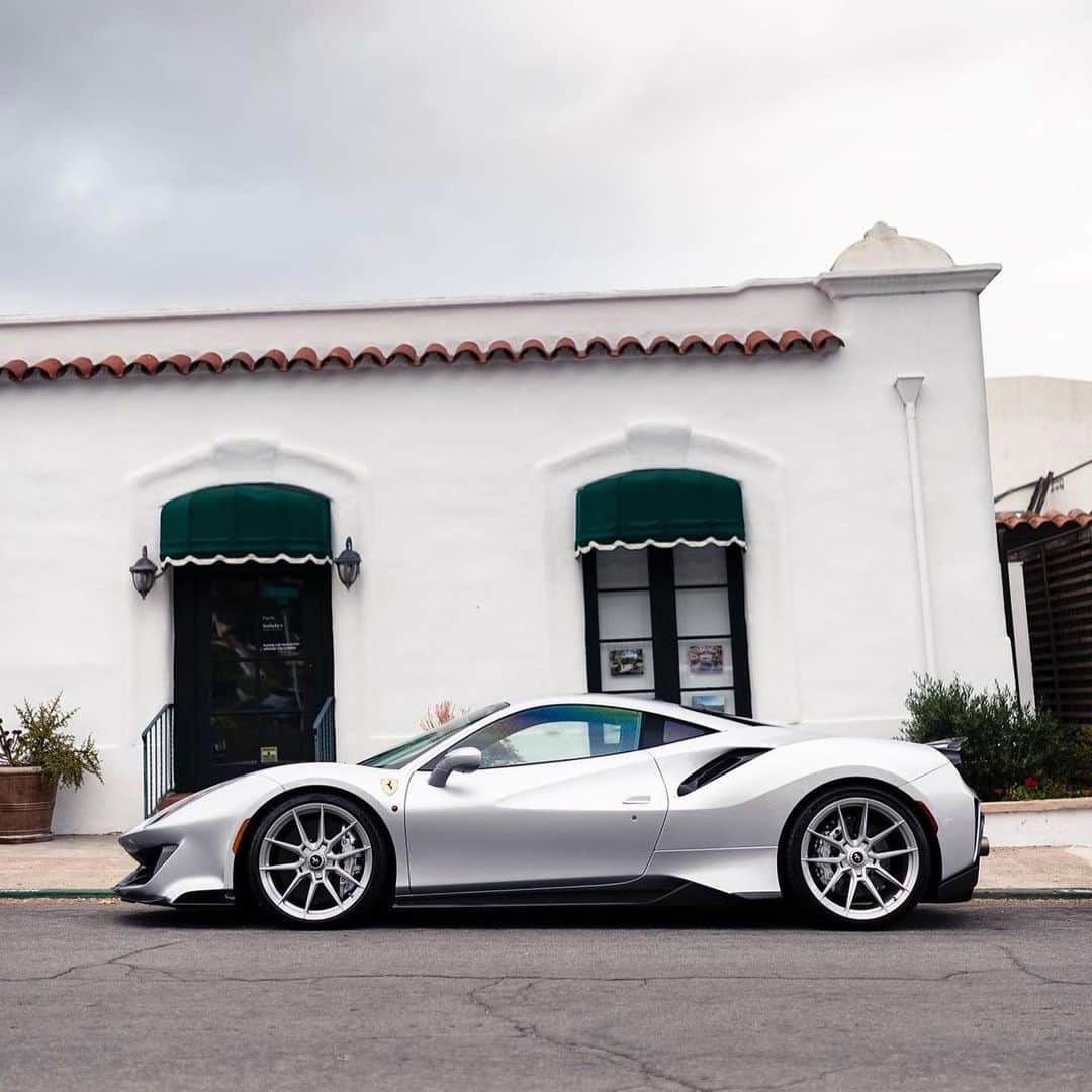 CarsWithoutLimitsさんのインスタグラム写真 - (CarsWithoutLimitsInstagram)「Silver Pista in San Diego 🤺 Photo @jwkexotics   #carswithoutlimits #ferrari #488」1月29日 23時46分 - carswithoutlimits
