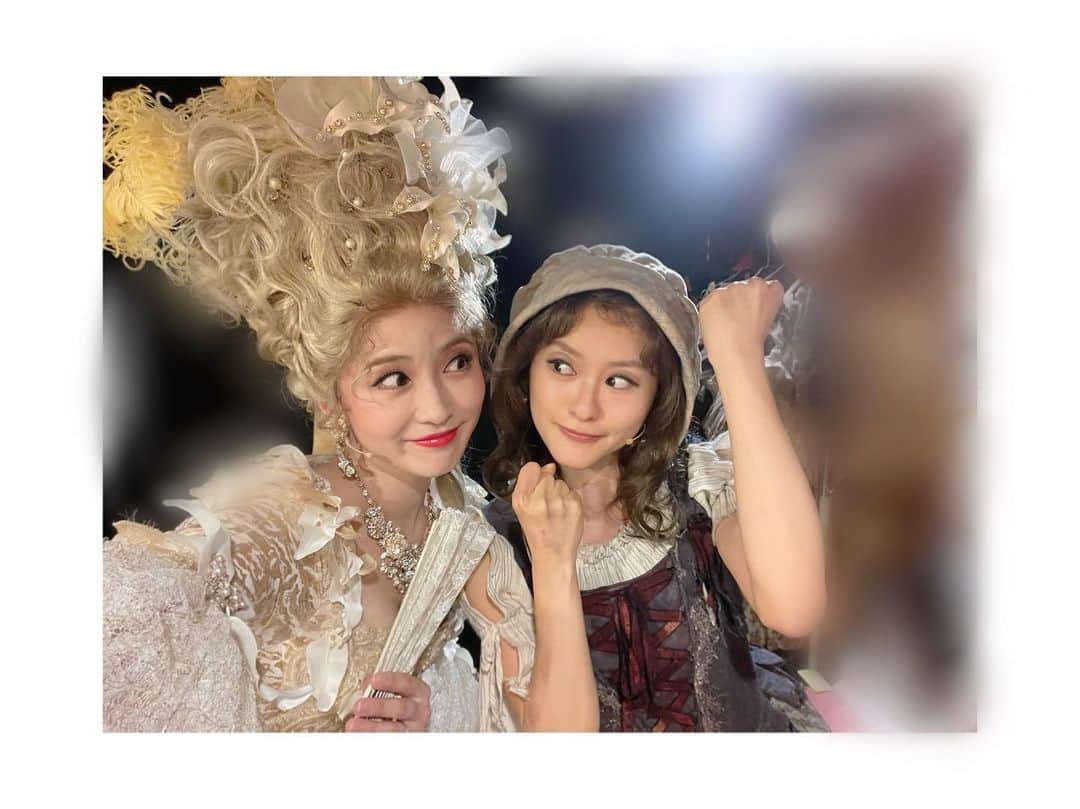 昆夏美のインスタグラム：「. 「マリーアントワネット」 無事に初日を迎えることができました。 ご来場くださった皆様 本当にありがとうございました。 まだまだ不安な日々も続くかもしれません。 そんな状況の中でも この作品を観劇することを選んでくださった皆様に 私たちがすべきことは 力の限りこの作品をお届けすることです。 ご観劇くださっている間は 少しでも現実世界のことを忘れて 楽しんでいただけるよう 感染対策をしっかりしながら これからも務めたいと思います。 . @renastagram07  玲奈ちゃんと♡らぶ♡ 一緒に初日が迎えられて 本当によかったです。 . 明日からも 責任持って舞台に立たせていただきます。 開演時間が変更になっている 公演もありますので HPなどでご確認下さいね。 . #ma #マリーアントワネット」