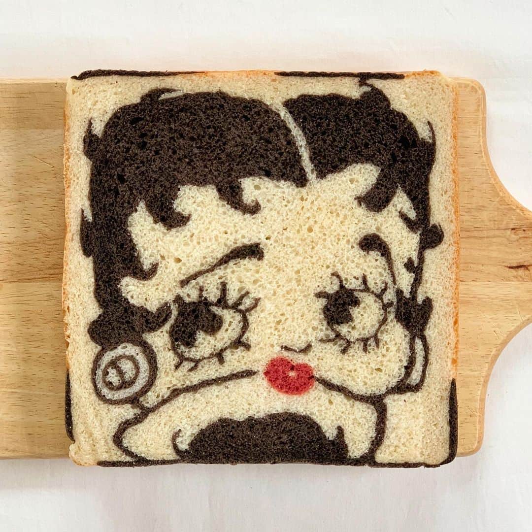 Ranさんのインスタグラム写真 - (RanInstagram)「. . . #bettyboop 💋 . . イラストパンで、私は誰でしょう〜？ No.3 の答え合わせ♩  ベティちゃんでした💛 💋を見て、切る前からわかったという方もいてびっくり！ みなさん解答ありがとうございました👏  No.4 もお楽しみにー😁 . . . . #bread #baker #bakery #loafbread #girl #kawaii #toastart #sandwich  #breadlover #breadmaking #art #artfood #betty #手作りパン #パン #食パン #パン切り包丁 #萌え断 #断面 #朝ごパン #サンドイッチ #トースト #トーストアート#クイズ #私は誰でしょう #パン教室 #konel  #イラストパン #イラストパンwhoami」1月29日 23時50分 - konel_bread