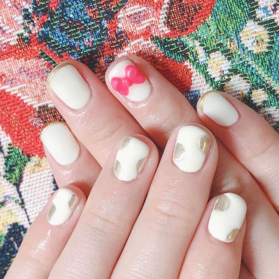 なかやまちえこのインスタグラム：「オフホワイトのネイル。⠀ ⠀ （デザインはお伝えいただいて😌🙏）⠀ #nail #nails #nailart #ネイル #美甲 #ネイルアート  #japanesenailart #manucure #japanesenails #manicurist #gelnails #أظافر #네일아트 #미용 #vẽmóng #ほっこりネイル #matnails #マットネイル #白ネイル #whitenails #中島早貴 ちゃん @saki__nakajima__uf」