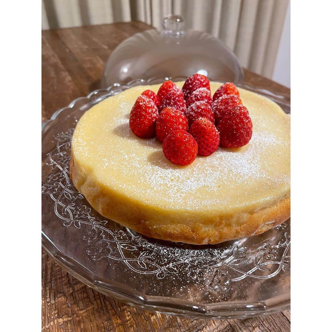 若林翔子のインスタグラム：「. .  #cheesecake   パパ子が明日から長い出張でいなくなるため焼いてあげましたよん🍰 (IKEAで買ったこのセレブな入れ物にいれたかった説もある)  #IKEA #ケーキ入れるやつ　#可愛い」