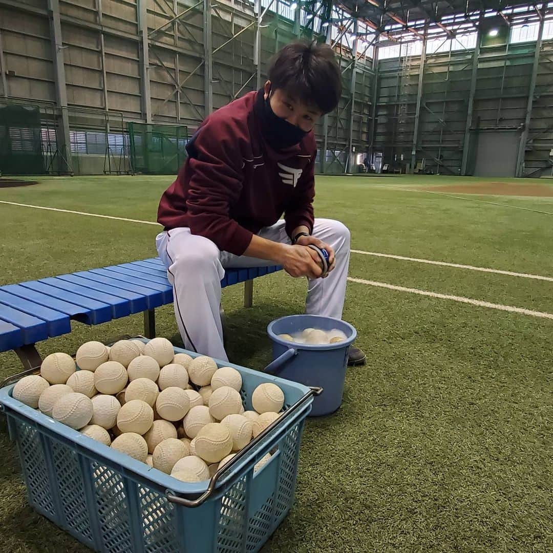 聖澤諒のインスタグラム：「今日は楽天生命パークでの野球スクールでした😄 スクール前にコーチがボールをしていると、子供たちが手伝ってくれました😜  自分達が使うボールを自分が綺麗にすること❗大事なことですね😋  生徒達にまずは野球をやる前に道具を綺麗にすることを教えられてよかったです😆  そんな選手はきっと野球うまくなるよ🙆  #楽天イーグルスアカデミー #楽天イーグルス #rakuteneagles」