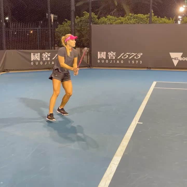 アンジェリーク・ケルバーのインスタグラム：「Midnight Tennis 🎾🌙... straight to the courts after leaving quarantine! Still a little bit rusty, but feeling pretty good 😊 #TeamAngie @australianopen」