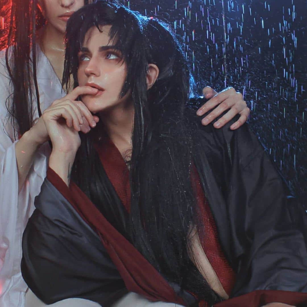 Gesha Petrovichのインスタグラム：「I've got covid so im sorry for inactive 🥲👉👈  Даже будет текст на русском 🤣🤣✊✊ But i need to do my work  due quarantine anyway and happy to see your support ❤️ This is one of last #wangxian photoshoot before i done my photobook 😏 Subscribe my P❤️treon.com/geshacos or ❤️onlyfans.com/gesha_p to support next project 😚❤️  Словил корону,ничего серьезного - сижу на карантине прям до  ДР недели 🥲🥲🥲🥲🥲🥲🥲🥲🥲🥲🥲🥲🥲🥲🥲  Зато убойно работаю над заказами  и заканчиваю новый фотобук по #  #lanzhan @prostoimbir #lanzhanxweiying  Ph @diemaru Wig @geshacos 魔道祖师 #MDZS #魔道祖師アニメ  #魔道祖師 #weiwuxian」