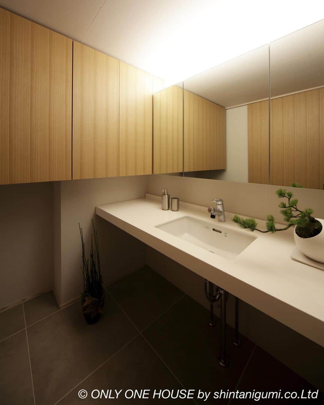 ONLY ONE HOUSE 株式会社 新谷組のインスタグラム：「* #選べる平家 casa amare  シンプルで主張しない白のカウンターは 空間に溶け込む 心地よい水まわりをつくります🌿  ユニバーサルデザインの新型水洗で 節水性をアップさせ 洗面器はセフィオンテクト仕様で 汚れにくい15Lの大容量タイプを採用しています💁🏻‍♀️  casa amare ▶︎ http://www.casa-amare.jp/works/detail/41/  more phots▶︎ @shintanigumi.co.ltd   --------------------------------------  新谷組は土地探しから 設計施工管理の全てを 弊社で担う事ができます！  大工工務店だからこそ出来る 枠にとらわれない自由な発想で お客様のお家づくりを 全力でサポートいたします💪🏻  お気軽にご相談ください☻  #ONLY_ONE_HOUSE by shintanigumi.co.Ltd  本社TEL ▶︎0770-78-1255 事務所TEL ▶︎0770-59-2552 E-Mail ▶︎shintanigumi@outlook.jp 新谷組HP ▶︎http://www.shintanigumi.jp  --------------------------------------  #新谷組 #オンリーワンハウス #おおい町 #舞鶴市 #高浜町 #小浜市 #敦賀市 #若狭町 #美浜町 #新築 #一戸建て #外構工事 #改修工事 #シンプルライフ #マイホーム #注文住宅 #デザイン住宅 #自由設計 #工務店 #金属サイディング #家事楽動線 #家づくり #モデルハウス #洗面 #洗面所施工例」