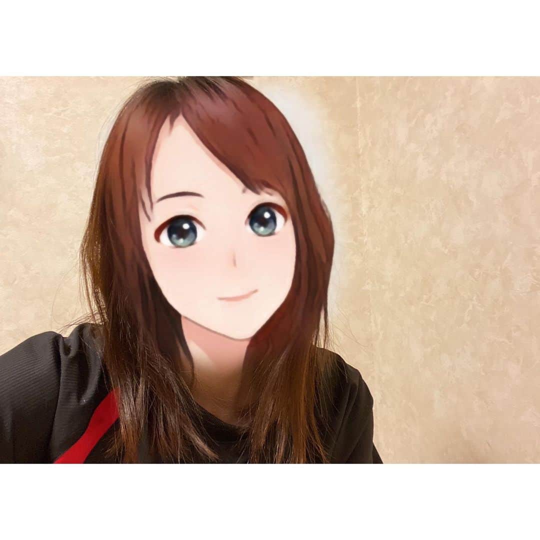 舘谷春香のインスタグラム：「今週も１週間お疲れ様でした🙂  私は今日すごく久しぶりにちゃんとお化粧したので絶対何かしらで写真撮ろうって思ってたのに、仕事終わって帰ってきたら疲れて即お化粧落としちゃって忘れてたがーんってなりました😇  からアプリでイラスト写真撮ったらどんなに化粧頑張った顔よりも結局これが一番盛れてた。きらきら。浦安のジャージ着てる。毎日何も起きなさすぎて、書くことがないよ。。悲しみ。。  そして先週１週間すっごい頑張ってSNS更新した反動で今週はサボりまくりました🙃 来週はがんばろっと！というか明日からまた頑張る！  明日はぺぺぺラジオ聴いてねー！ 明日はたかしさんのお誕生日だよー！！ 全女子の平均の歌声もお届けするよー！  流行りに乗ってクラブハウスも始めたよー！フォローしてねー！ #Clubhouse  #文化放送 #pepepeラジオ #聴いてね #radio #radiko #ラジオのある暮らし #音楽番組 #明日のゲストは #キュウソネコカミ さん #井上苑子 さん #pepepeファミリー」