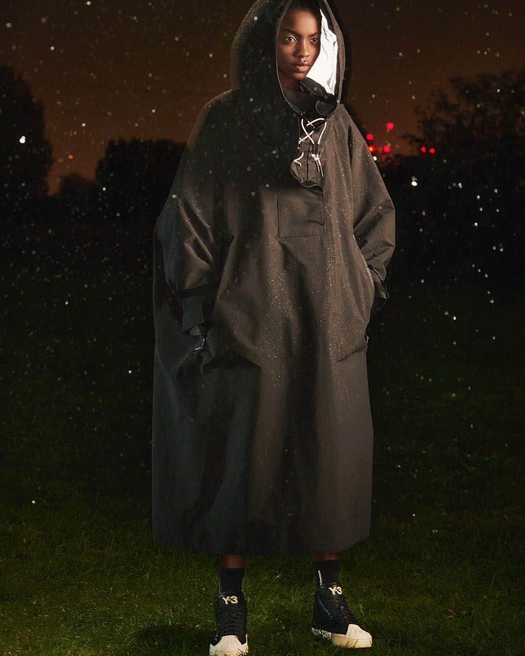 ワイスリーのインスタグラム：「Y-3 GTX PONCHO. Y-3 Spring/Summer 2021. --- #adidas #Y3 #YohjiYamamoto Discover the collection at adidas.com/y-3」