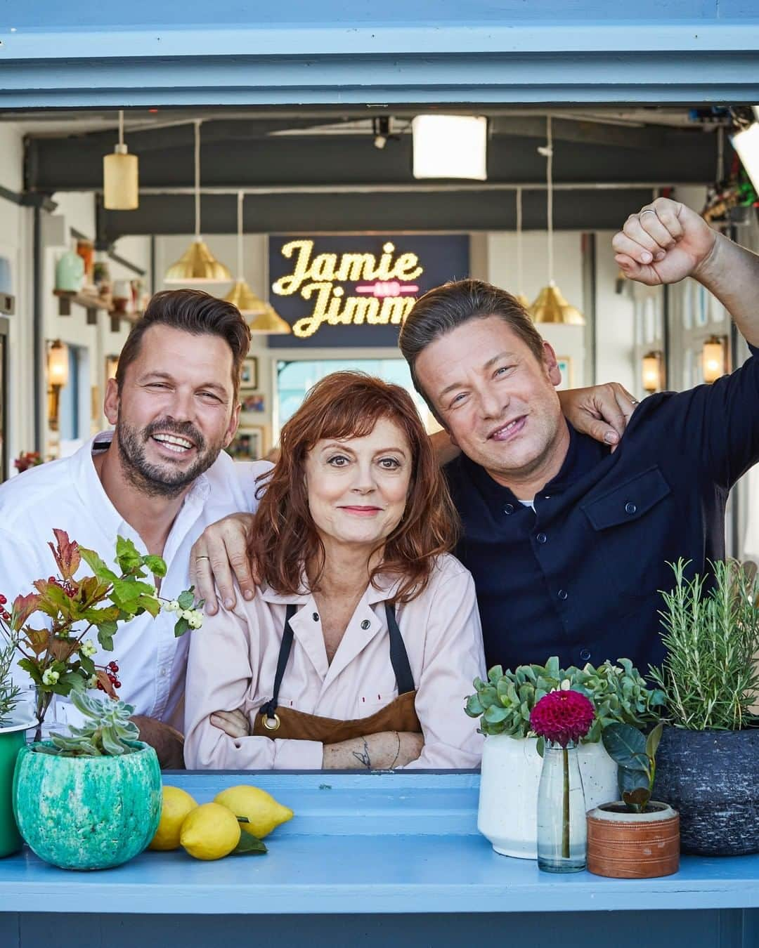 ジェイミー・オリヴァーさんのインスタグラム写真 - (ジェイミー・オリヴァーInstagram)「Don't miss the final #FridayNightFeast episode of the series TONIGHT @channel4 at 8pm!! This week, me and @jimmysfarm are joined on the pier with wonderful @susansarandon!! Just a reminder this was all filmed pre-covid x」1月30日 0時00分 - jamieoliver